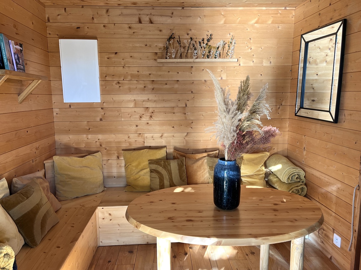 Cabane Spa Bohème : une expérience unique sur pilotis à Sorgues — vue depuis la terrasse