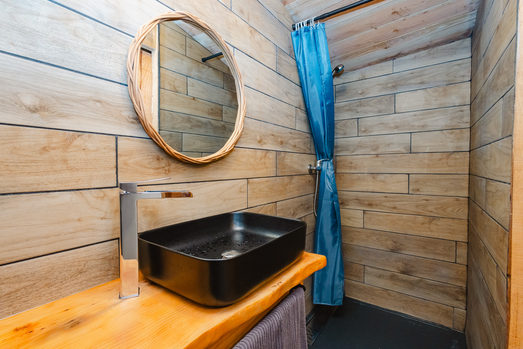 Cabane végétalisée : une évasion enchantée en Bretagne à Plumeliau — salle de bain