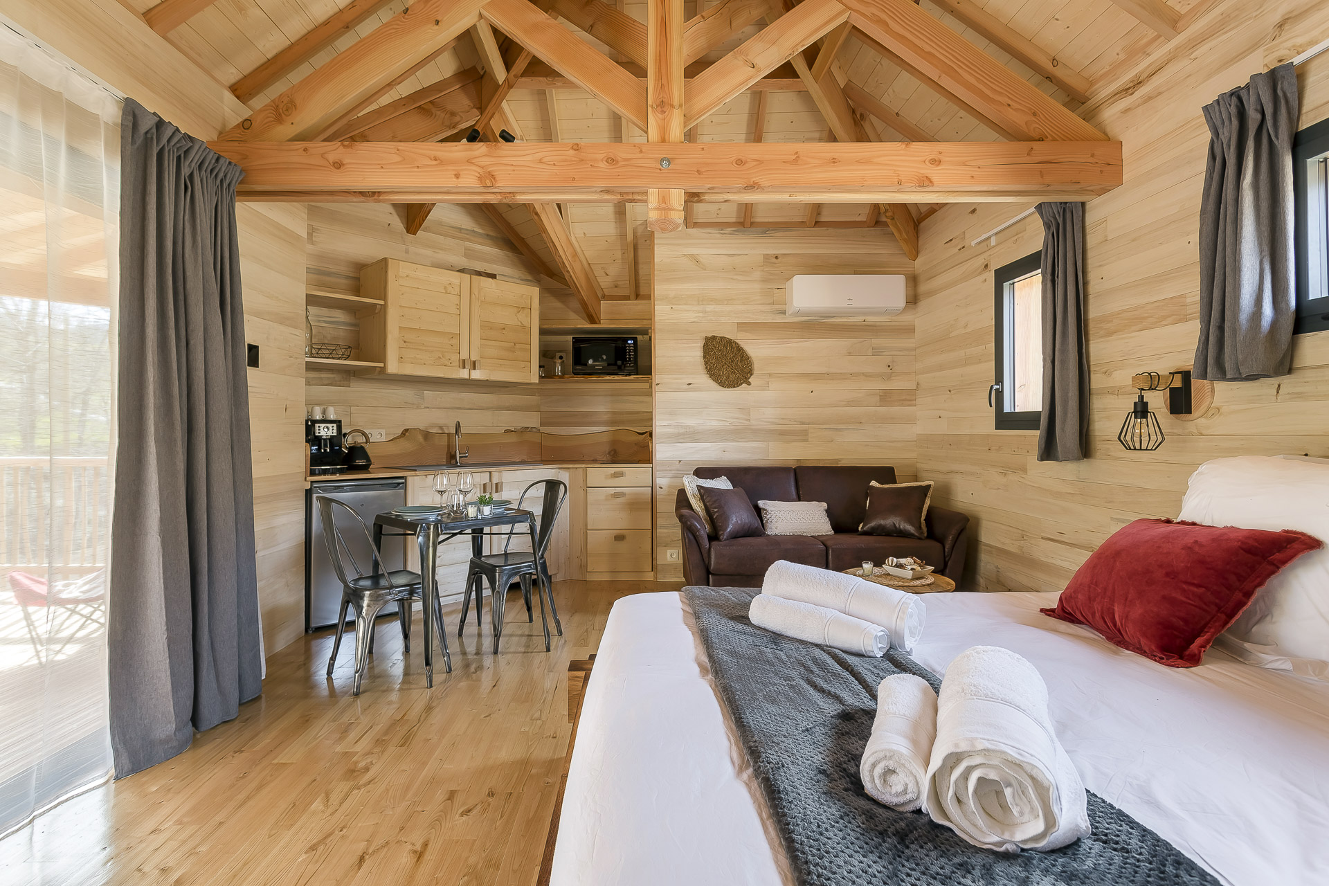 Cabane Laurier & SPA : une évasion suspendue au cœur des arbres à Satillieu — vue intérieure