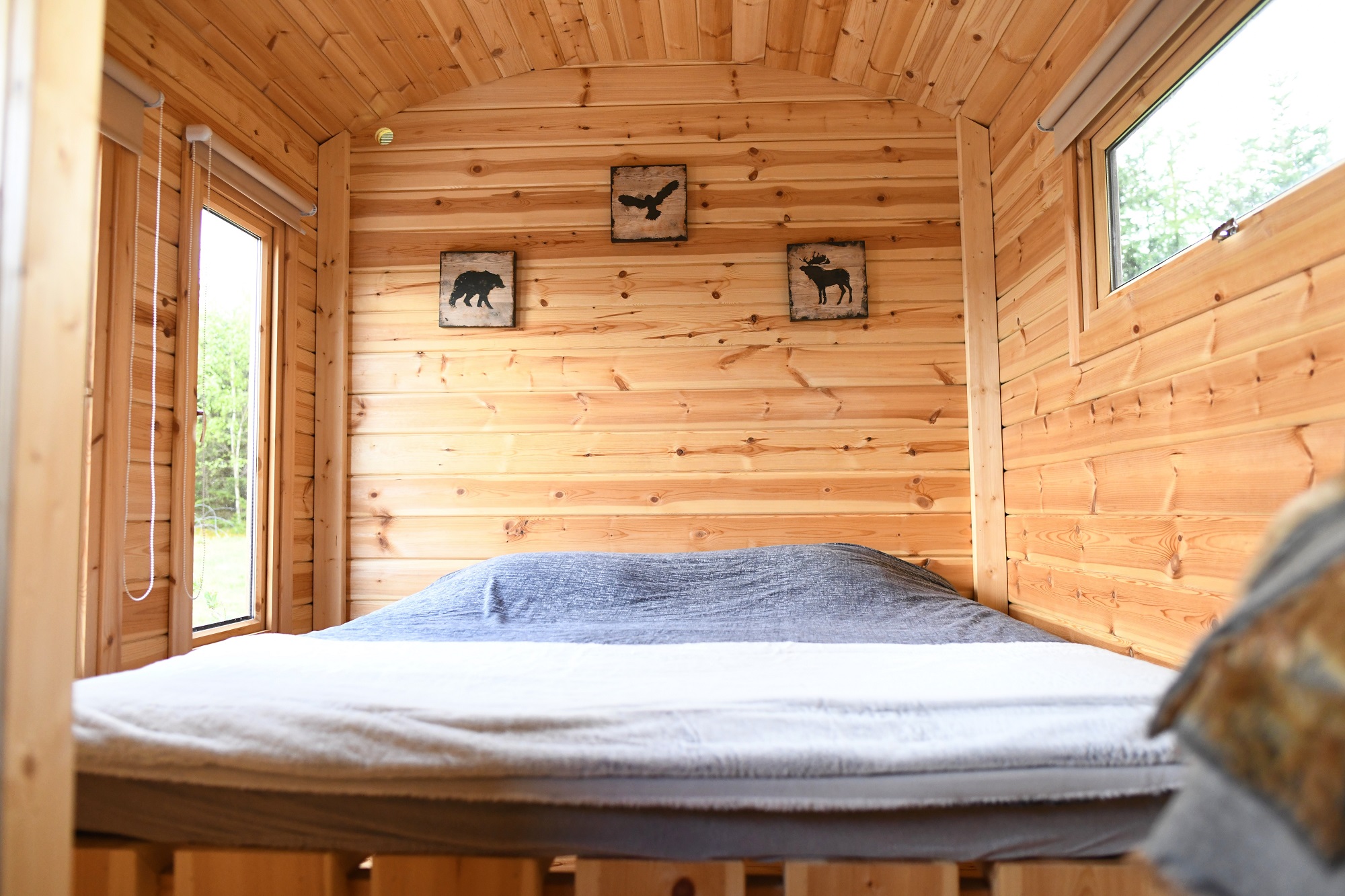 Roulotte Au Point de Vue — Séjour romantique avec spa dans les Vosges à La Petite Louvière — vue intérieure