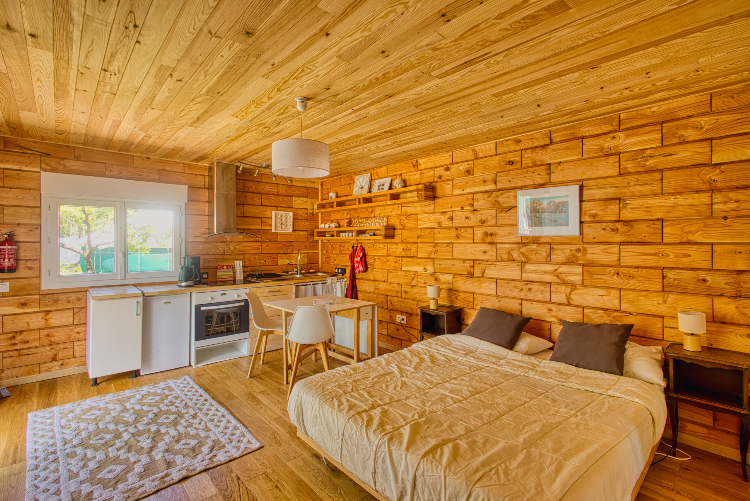 Brikawood — Cabane moderne avec spa à Gironde à Peysoup — espace de vie