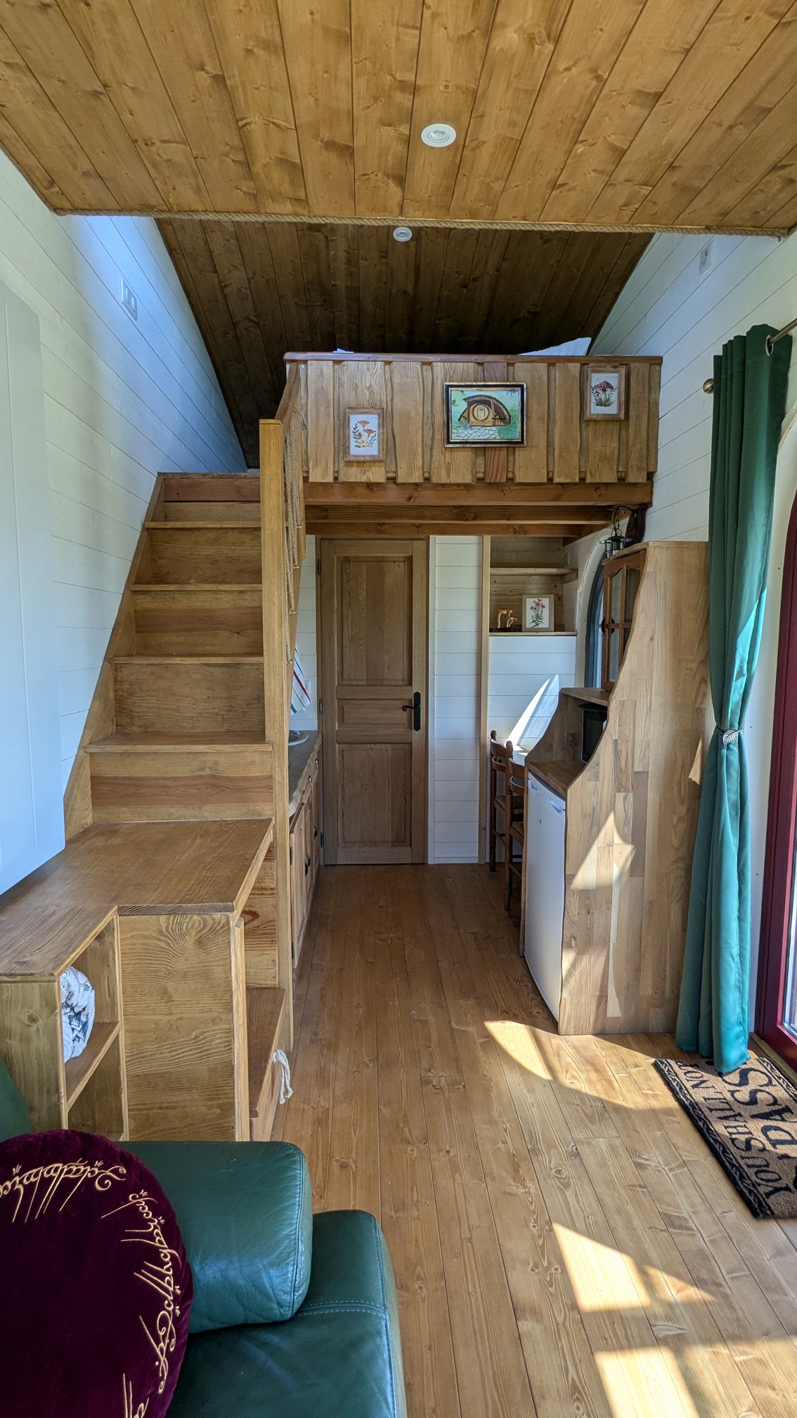 Le Foyer de Bilbo : une escapade insolite en tiny house à Saint Pierre Roche — vue depuis la terrasse