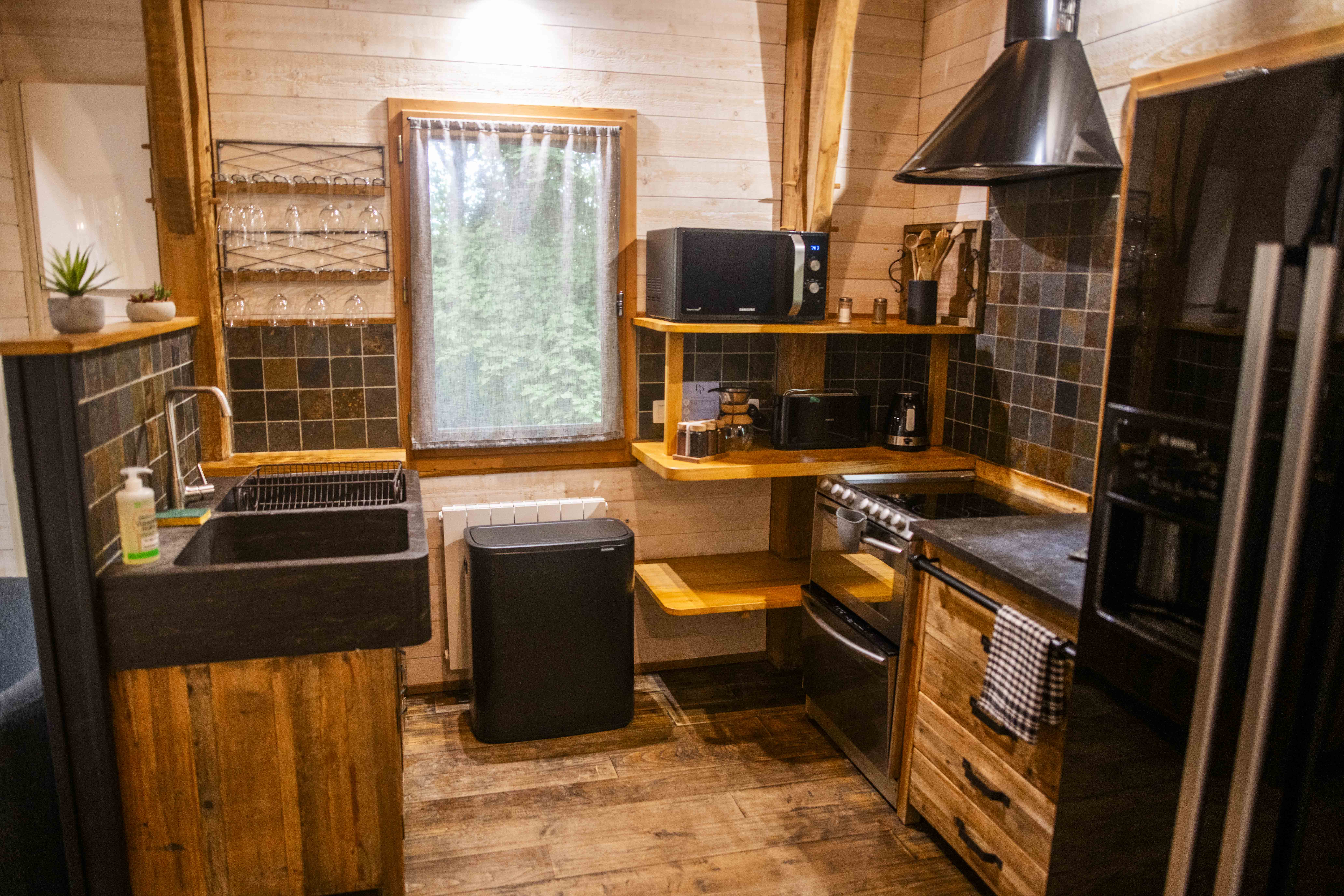 Cabane Château Hautefort & Spa : une expérience immersive en Aquitaine à Beaumontois En Perigord — cuisine