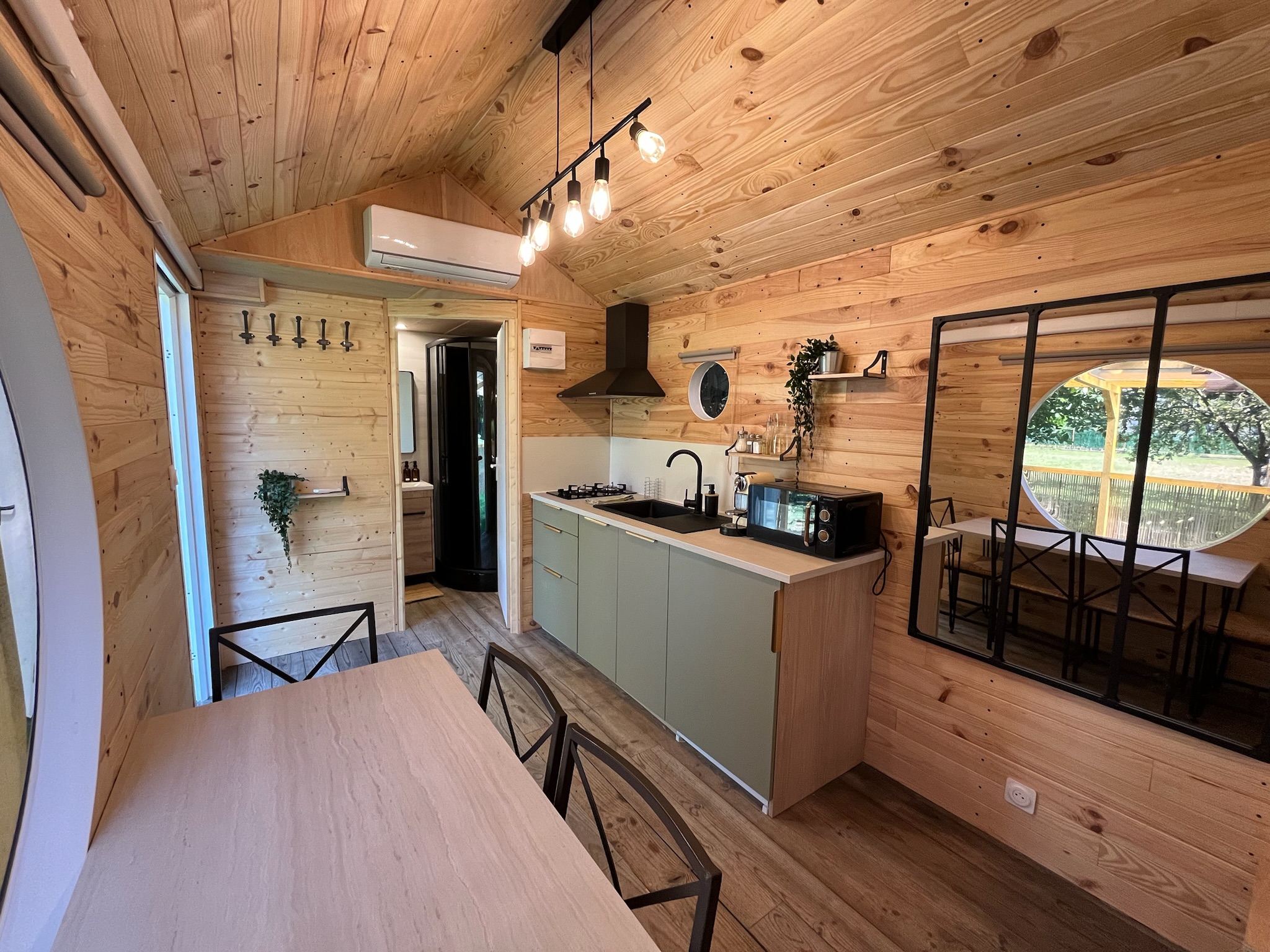 La Family sCarabane & Spa : une escapade unique en Bourgogne à Sassenay — vue depuis la terrasse