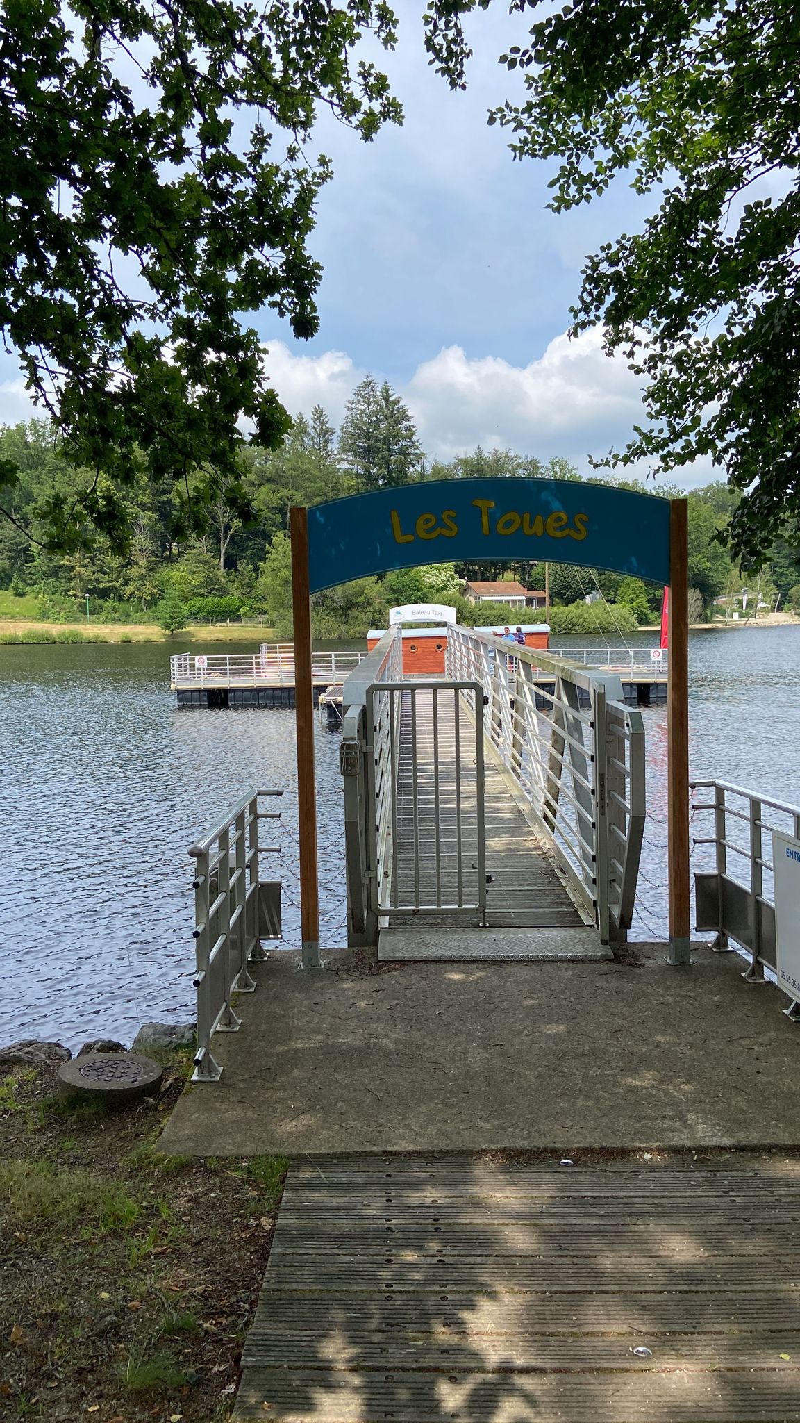 Lodge Boat : une cabane sur l'eau en Limousin à Peyrat Le Chateau — vue depuis la terrasse