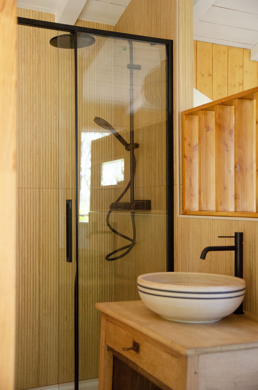 La Cabane Tchanquée — Cabane sur pilotis avec spa à Gers à Riguepeu — salle de bain