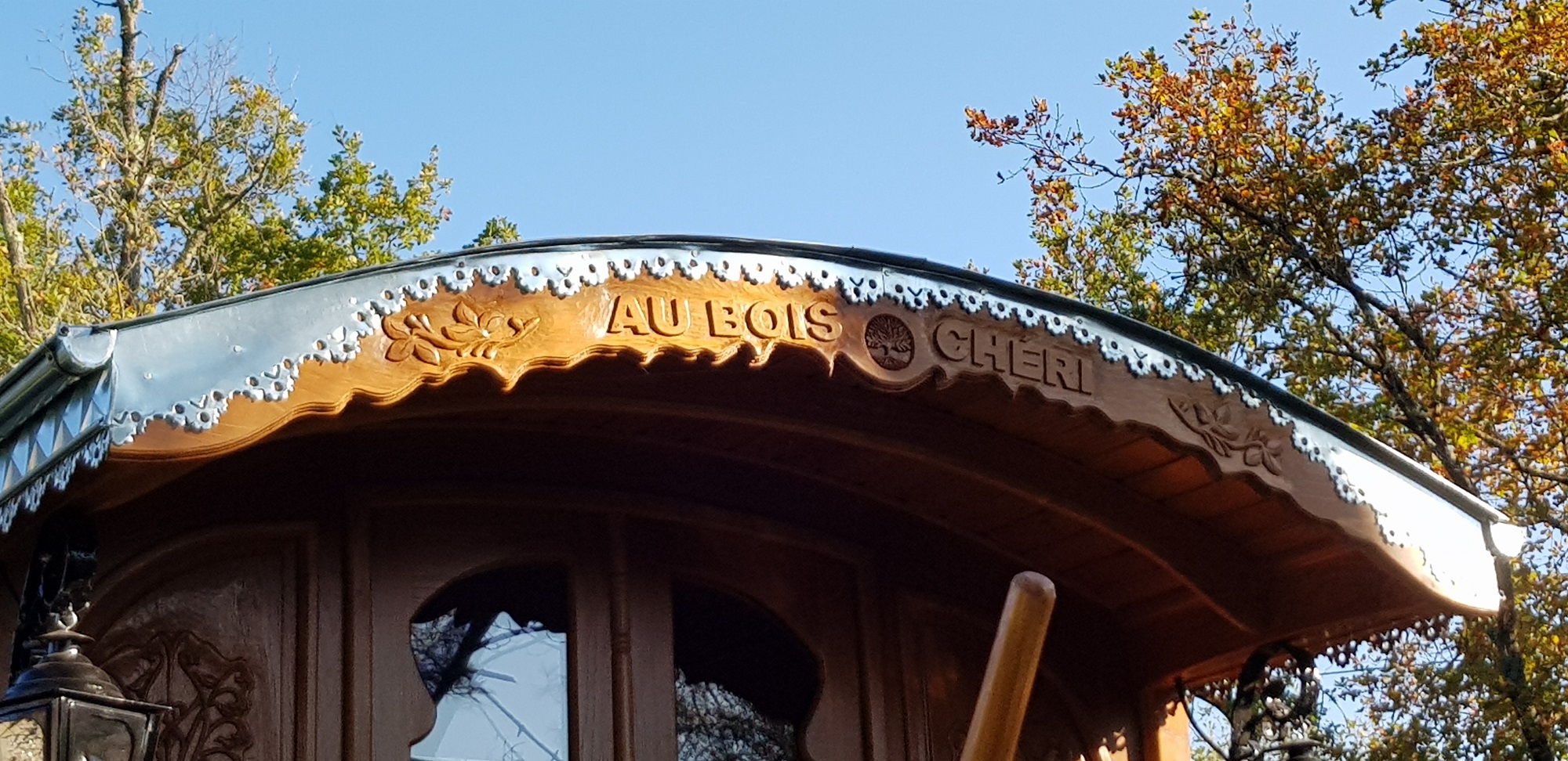 Au Bois Chéri : une roulotte poétique en pleine nature à Bussac-Foret — cuisine