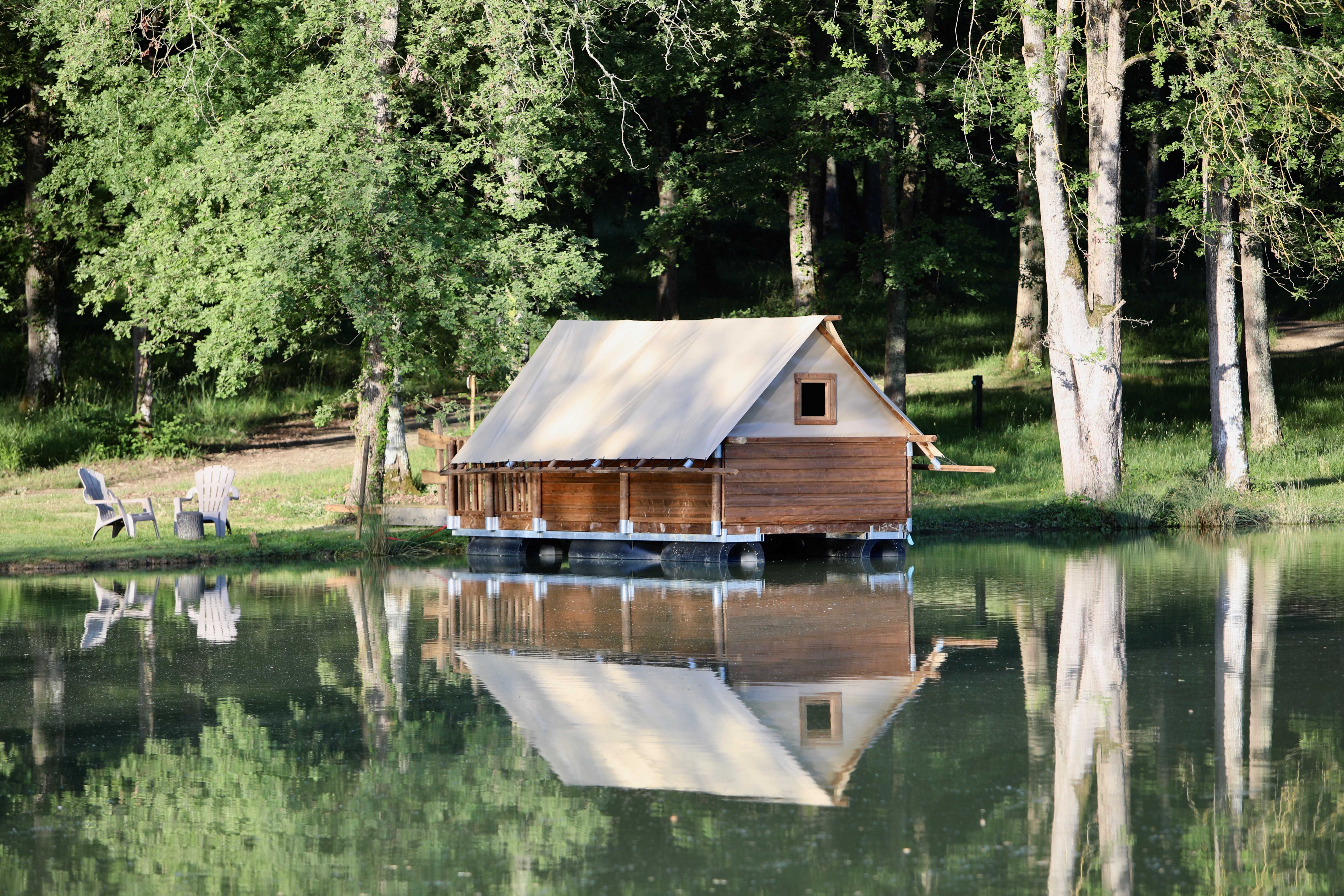 La p'tite Cabane flottante — Cabane sur pilotis avec spa à Gers à Riguepeu — espace de vie