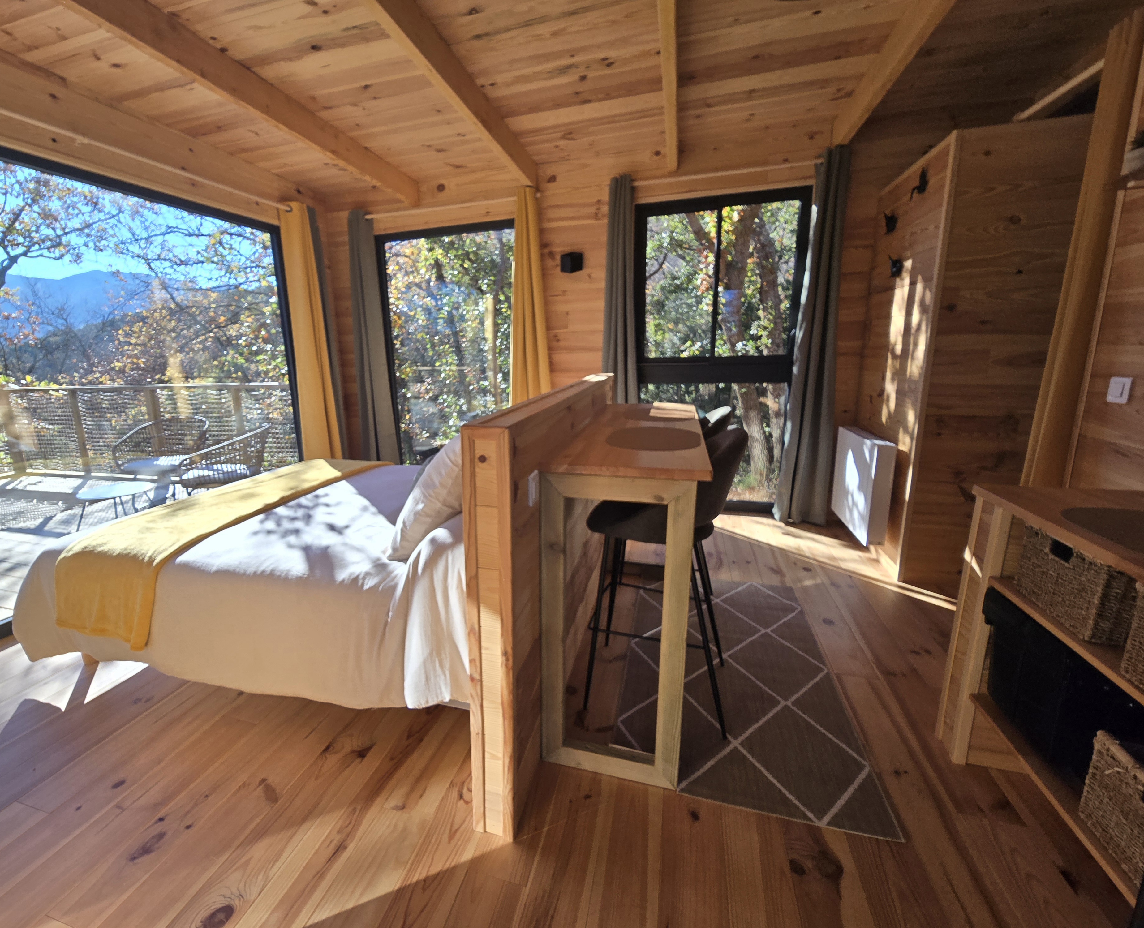 La Parenthèse — Cabane sur pilotis avec spa à Pyrénées-Orientales à Finestret — espace de vie