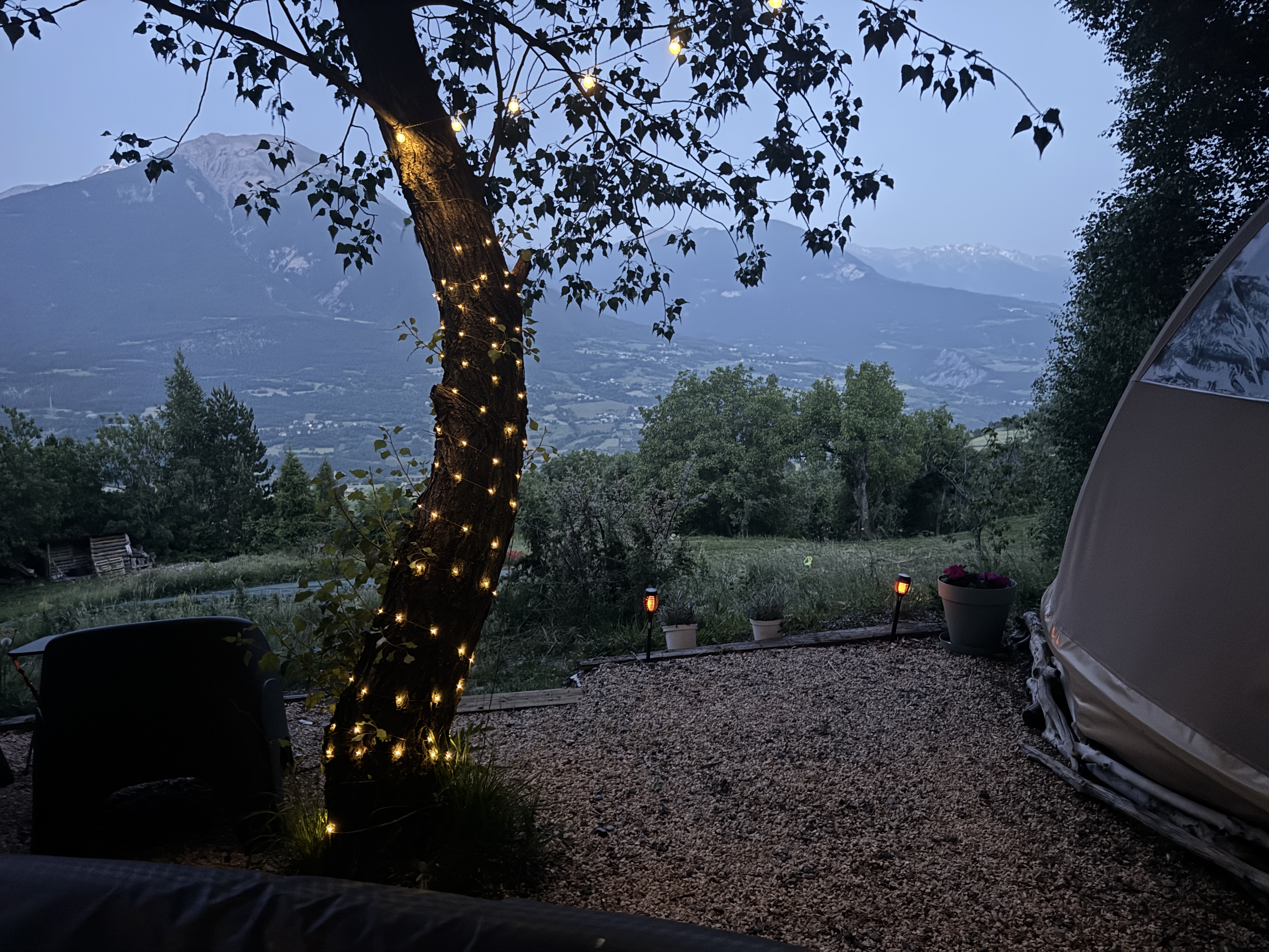 Wigwam montagnard & Spa — Nuit étoilée dans un wigwam en Hautes-Alpes à La Salle-les-Alpes — vue intérieure