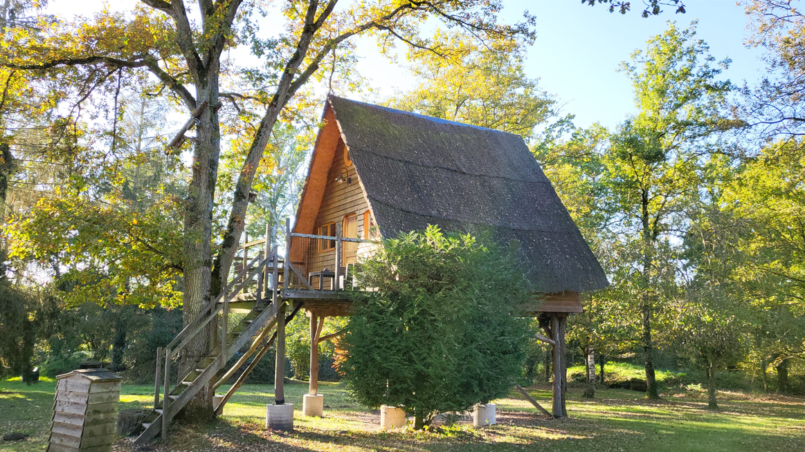 L'ILE ROUGE : une cabane sur pilotis au cœur de la Picardie à Fere En Tardenois — vue depuis la terrasse