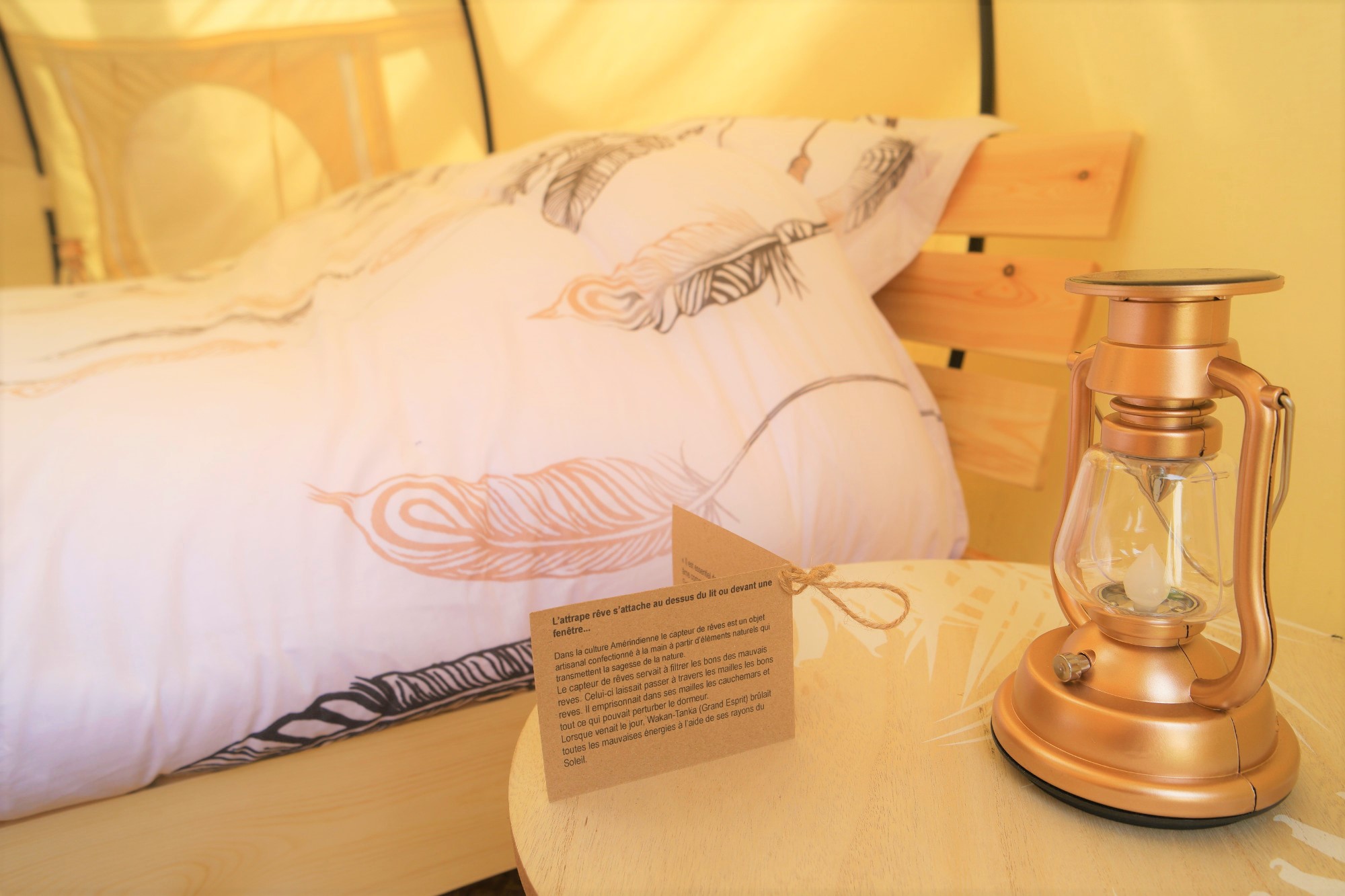 Séjour romantique sous la tente lotus Châtaigne en Languedoc-Roussillon à Peyremale — chambre