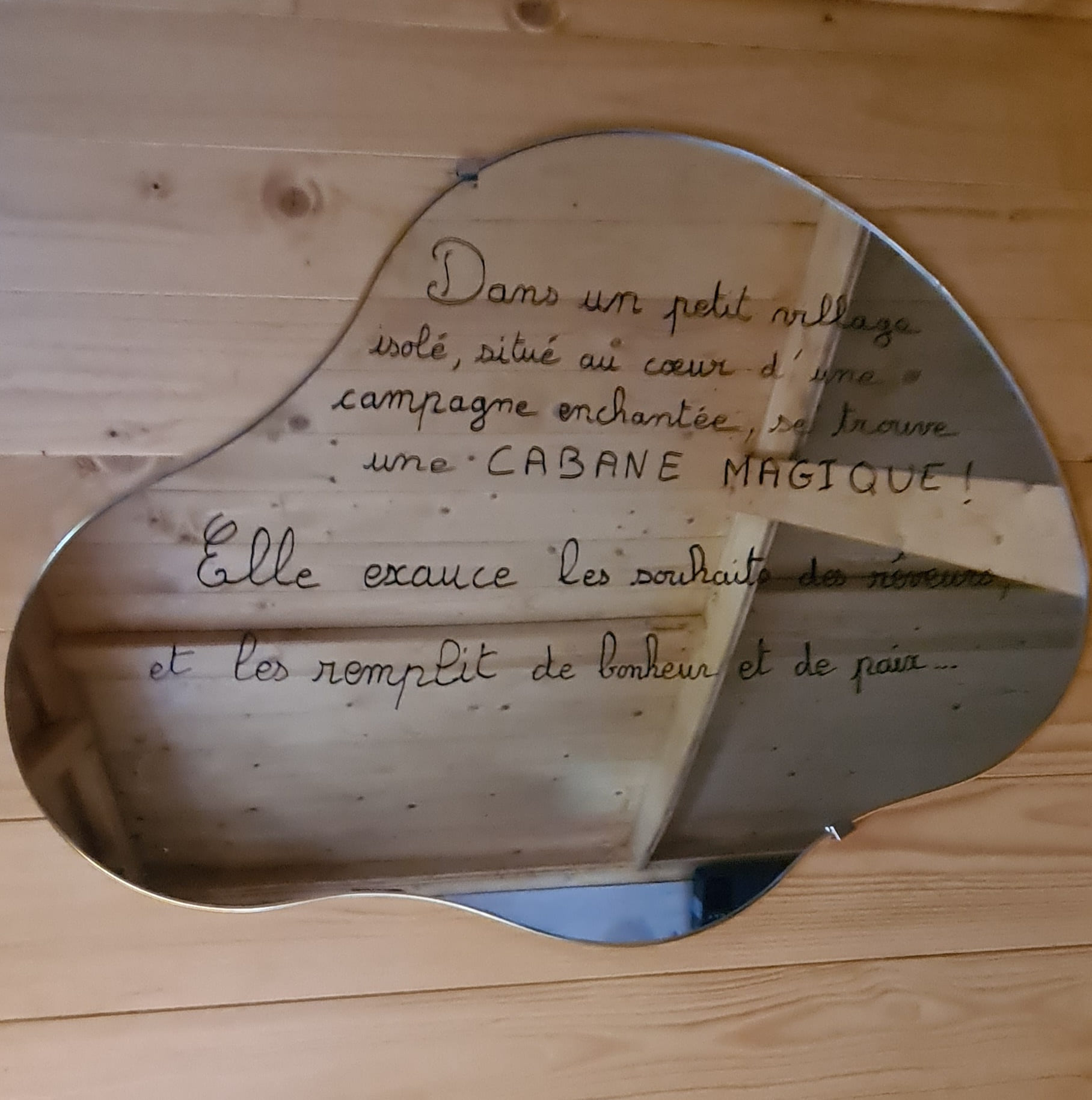 La Cabane Féérique : un refuge enchanteur en pleine nature à Hauts-de-France — détail architectural
