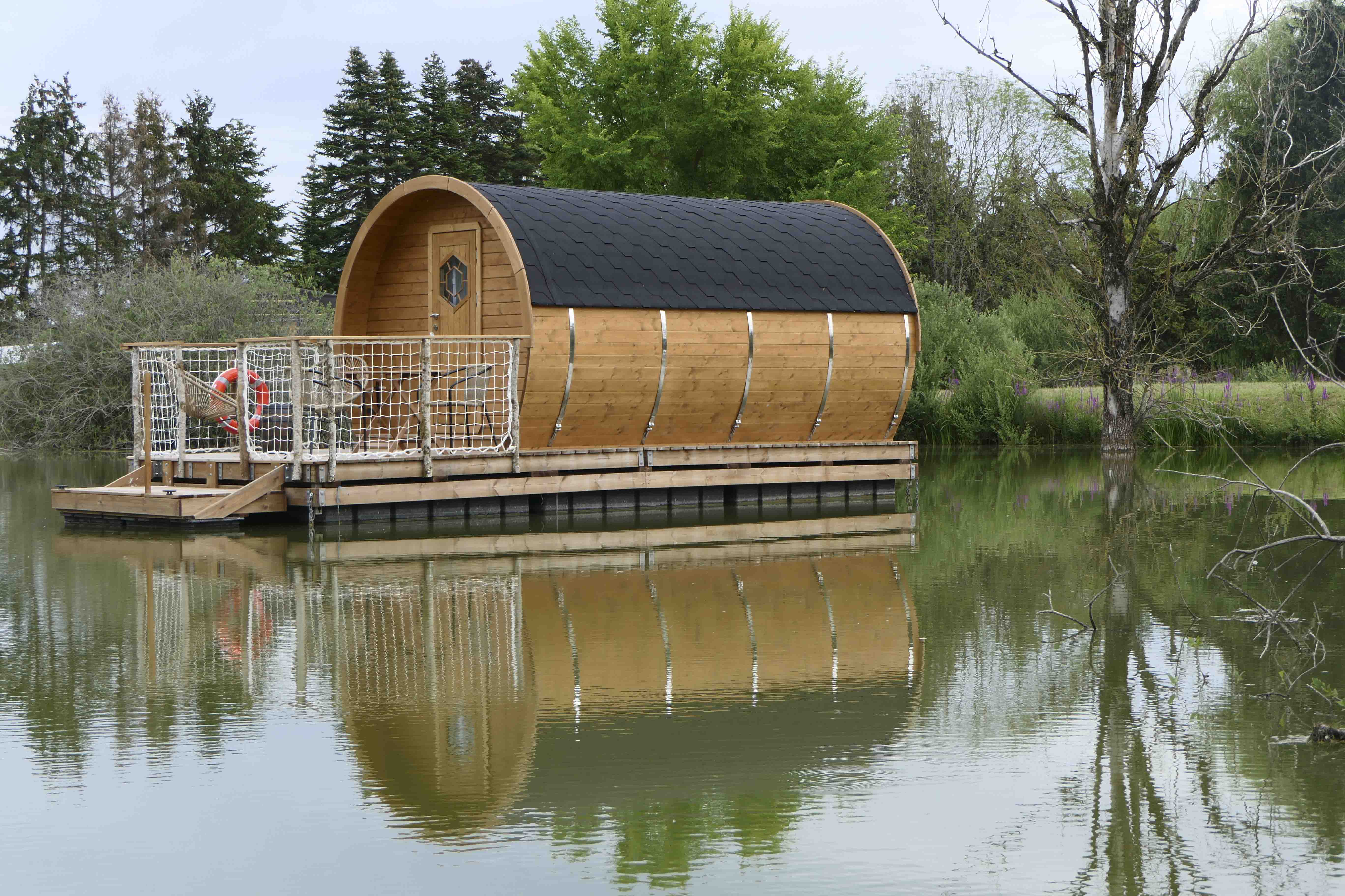 Le Tonneau Millésime : une cabane flottante en Lorraine à Givrauval — espace de vie