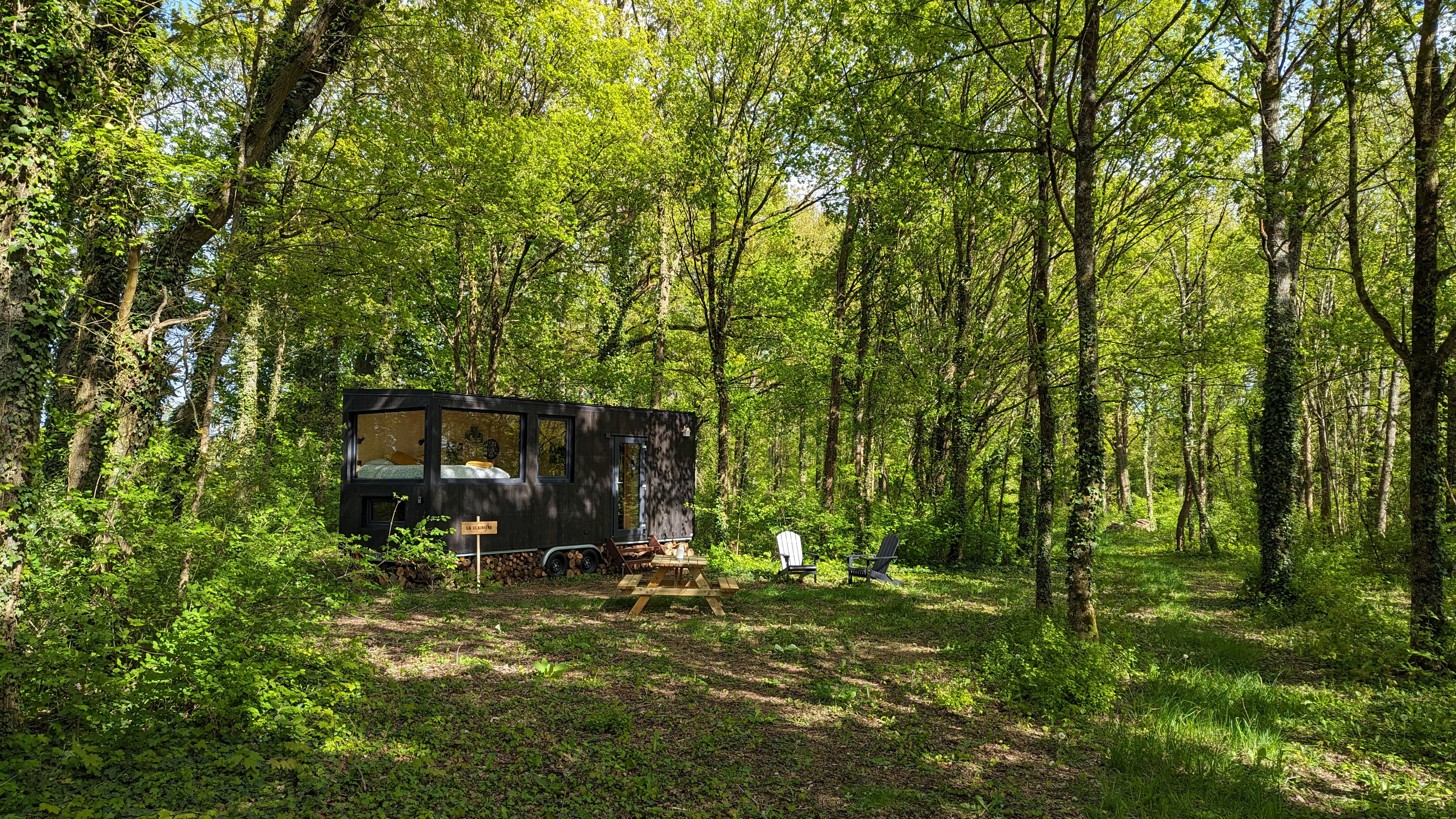 Tiny House La Clairière : une évasion moderne en pleine nature à Sonchamp — espace de vie