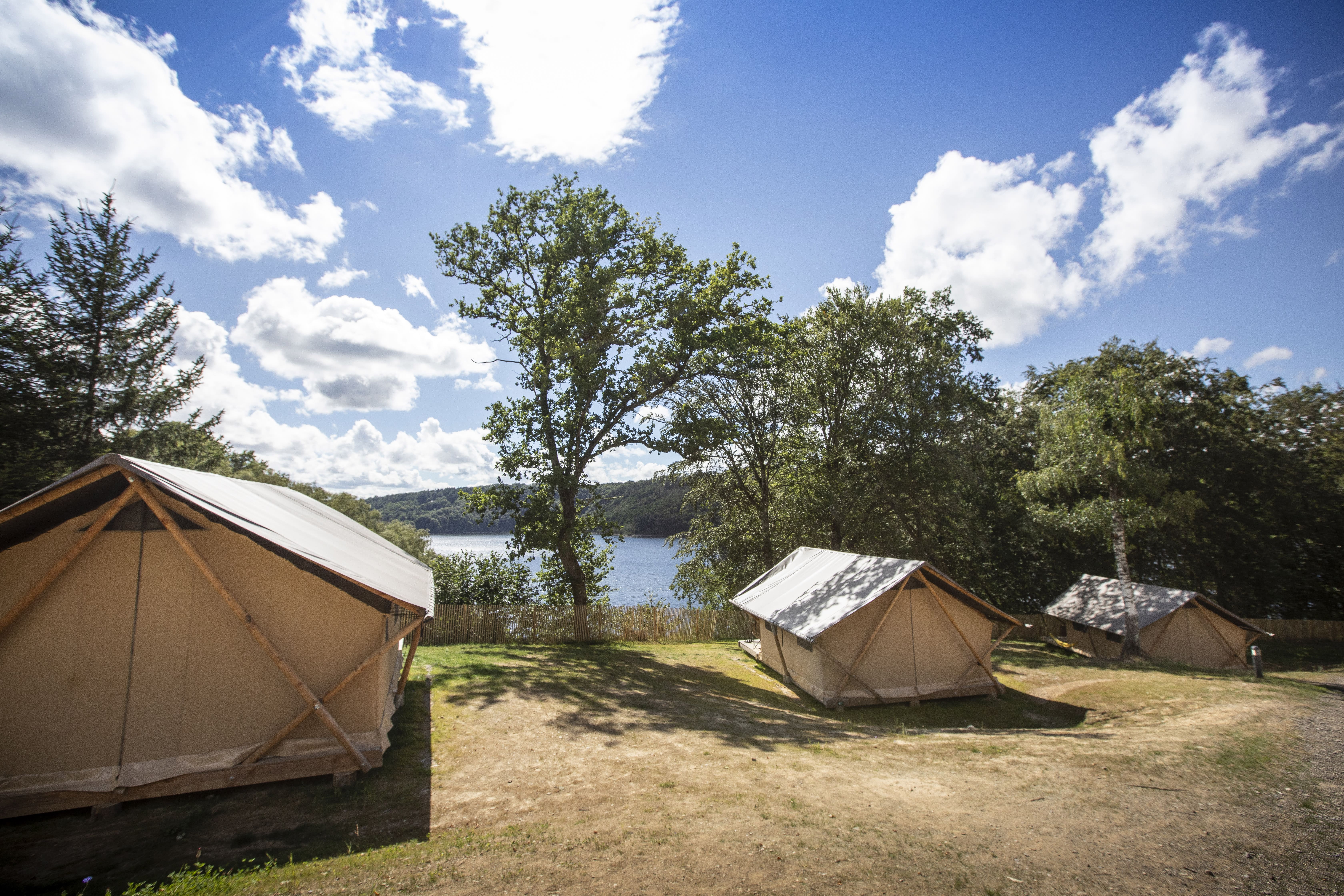 Tente Trappeur — Glamping au bord du Lac de la Siauve dans le Cantal à Saint-Genis-Les-Ollières — vue intérieure