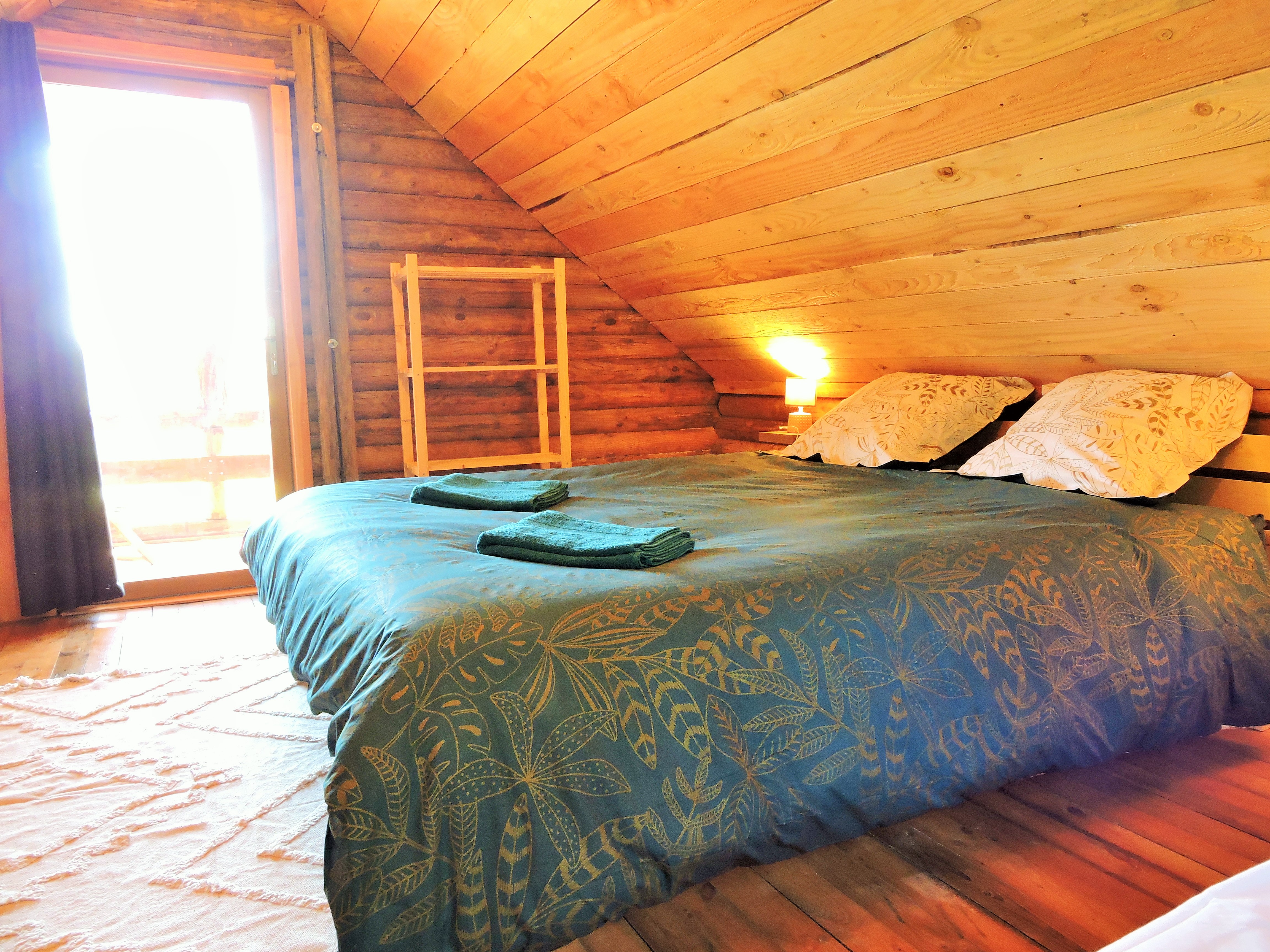 Authentique chalet en rondins — Chalet avec spa en Dordogne à Montignac-Lascaux — espace de vie