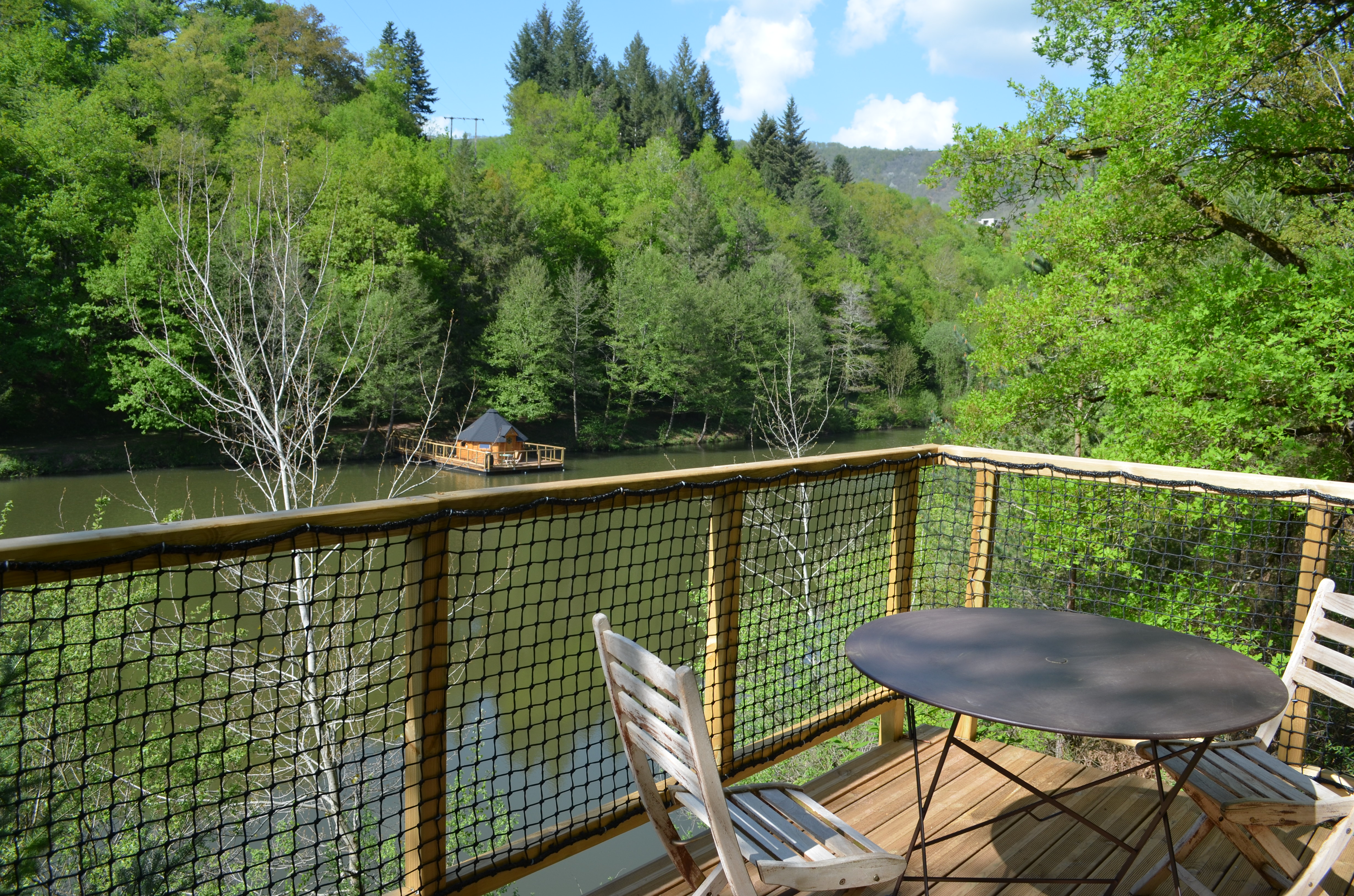 Cabane perchée l'Hirondelle : une escapade insolite en Aveyron à Conques-En-Rouergue — salle de bain