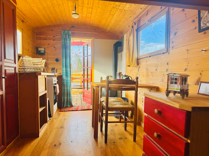 La petite roulotte de Vallin — Roulotte cosy avec vue dégagée à Torchefelon (Isère) à Torchefelon — chambre