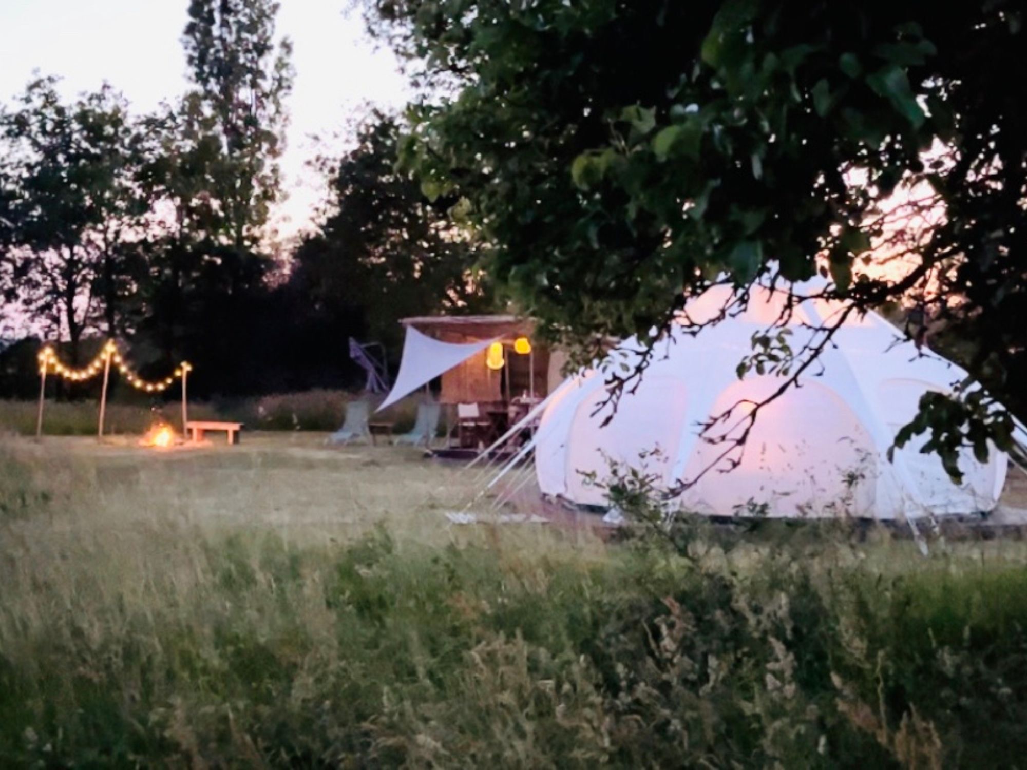 Dormir à la belle étoile — Tente Lotus Belle avec piscine à Indre à Châteauroux — chambre