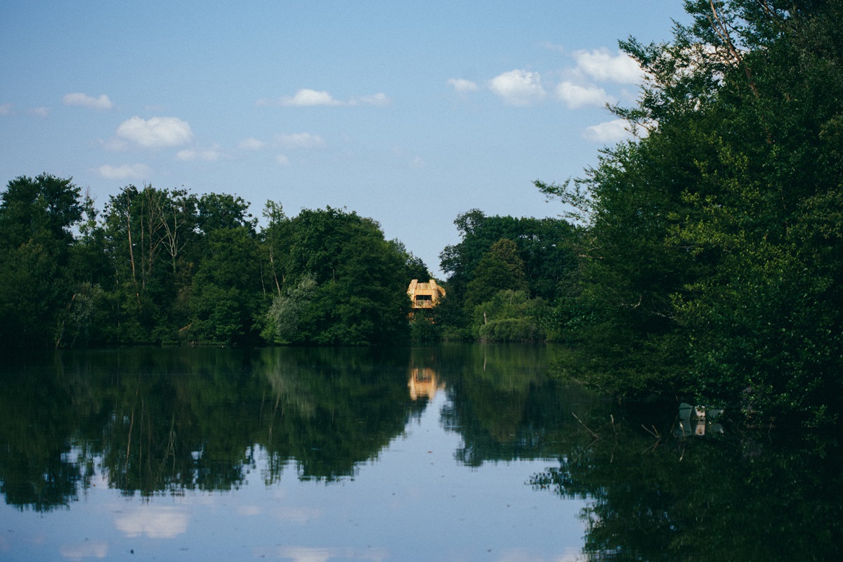 Cabane Spa Roseau : une escapade sur pilotis en Franche-Comté à Chassey-Lès-Montbozon — espace de vie