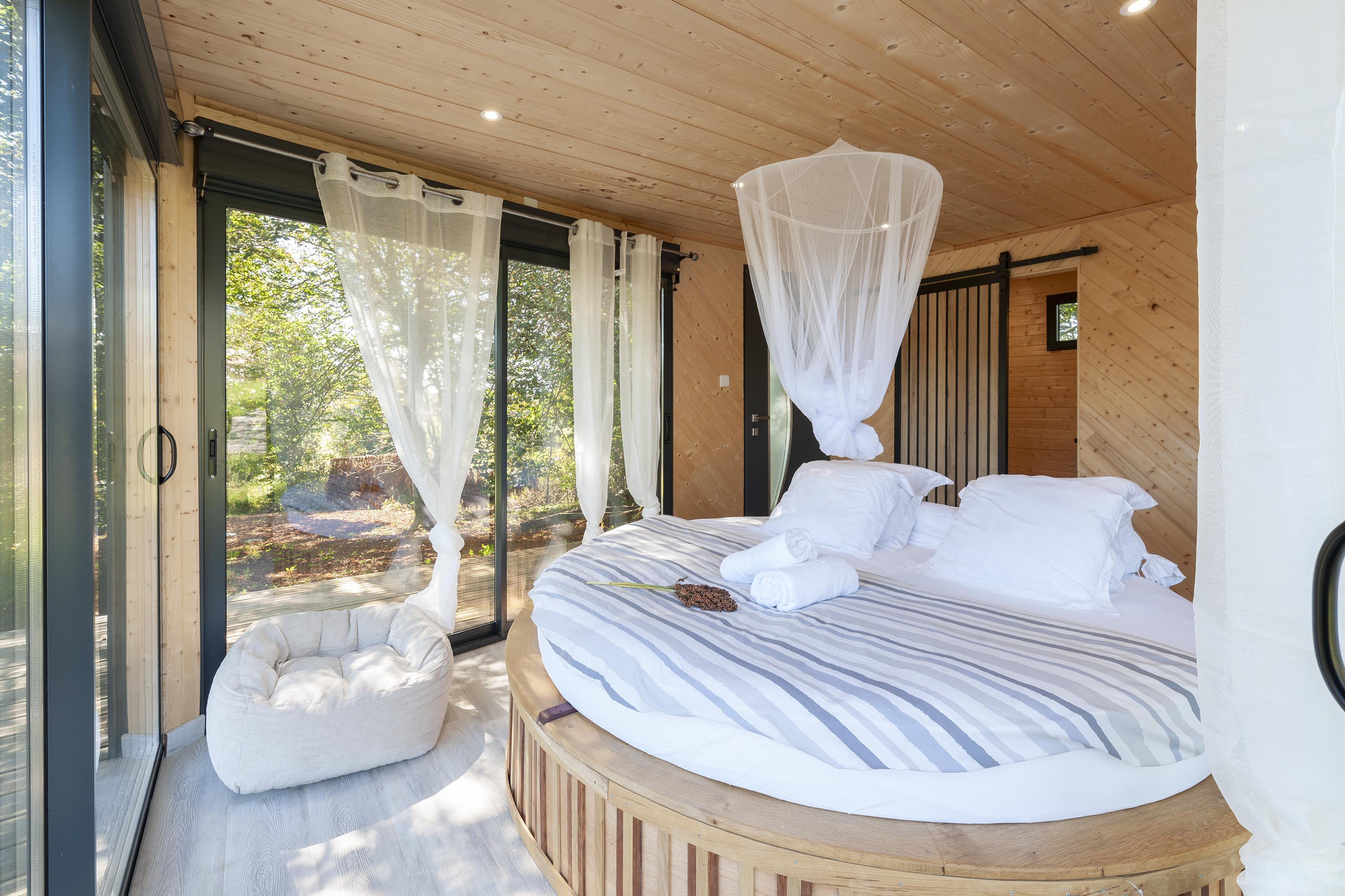 L’hexagone sous les tilleuls — Cabane avec Spa privatif à Landes à Mont-de-Marsan — espace de vie