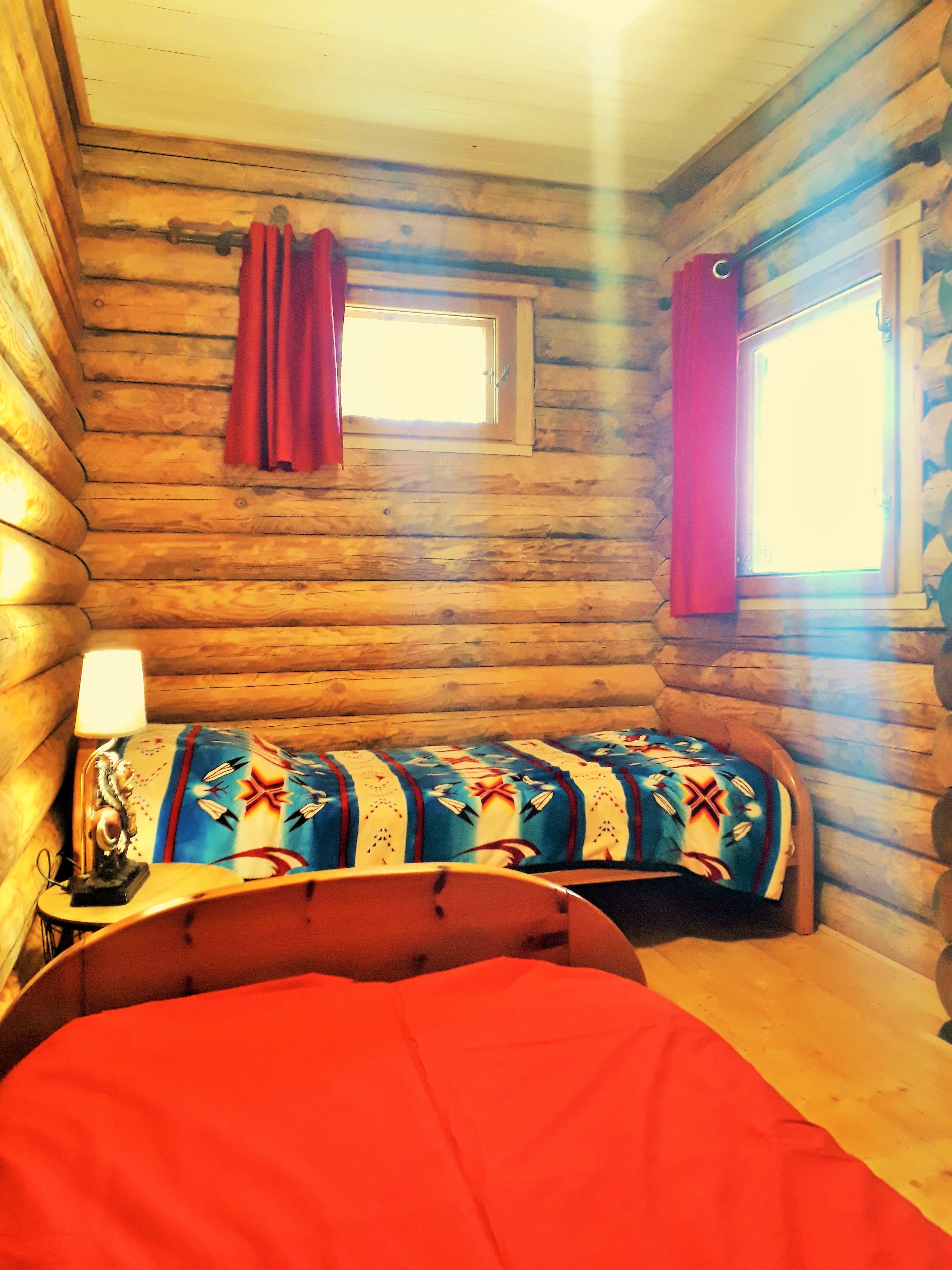 Un chalet enchanteur en pleine forêt avec spa privatif à Les Farges — détail architectural