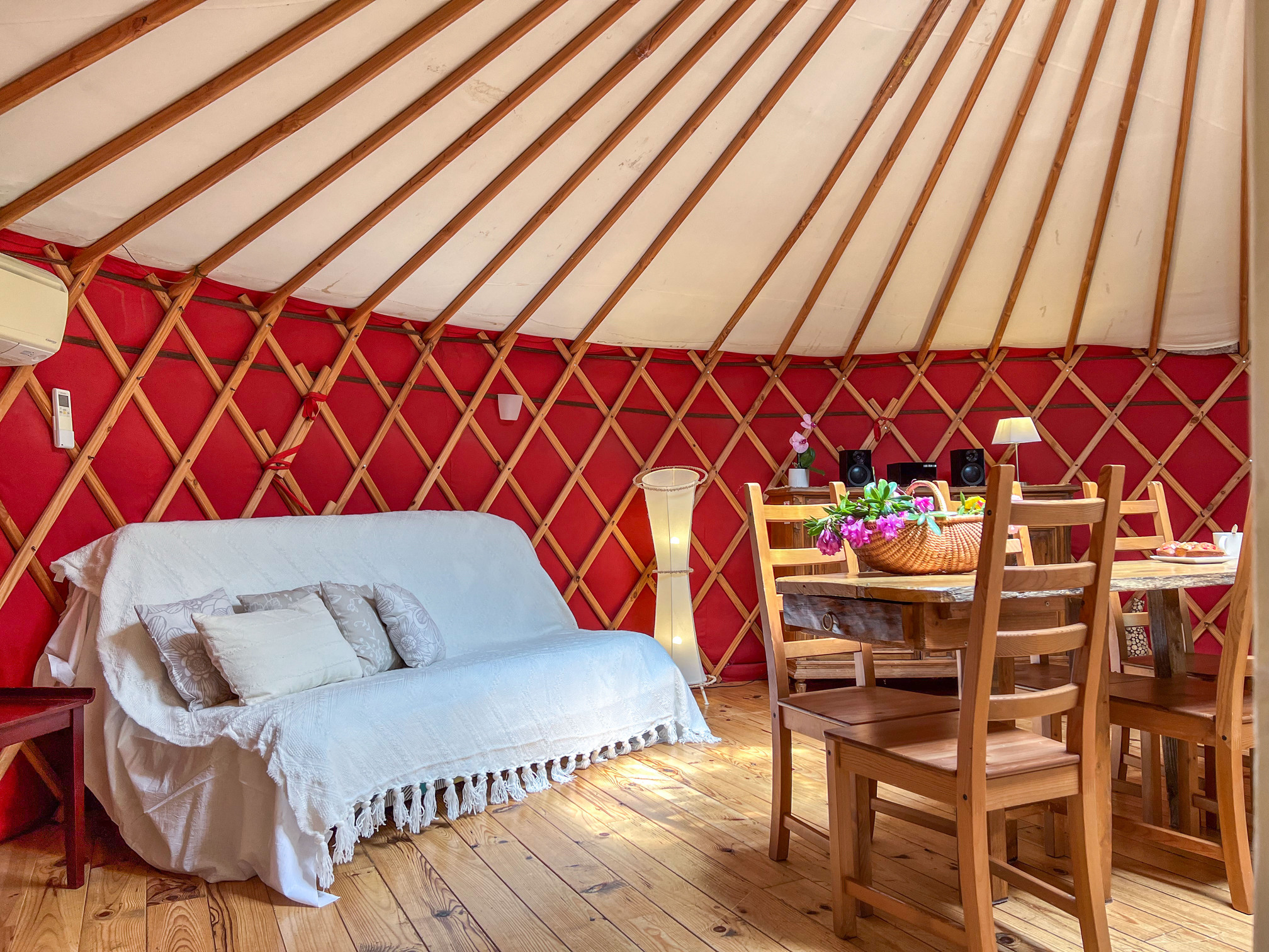 La Yourte Passionata : une immersion au cœur de l'Auvergne à Vitrac — détail architectural