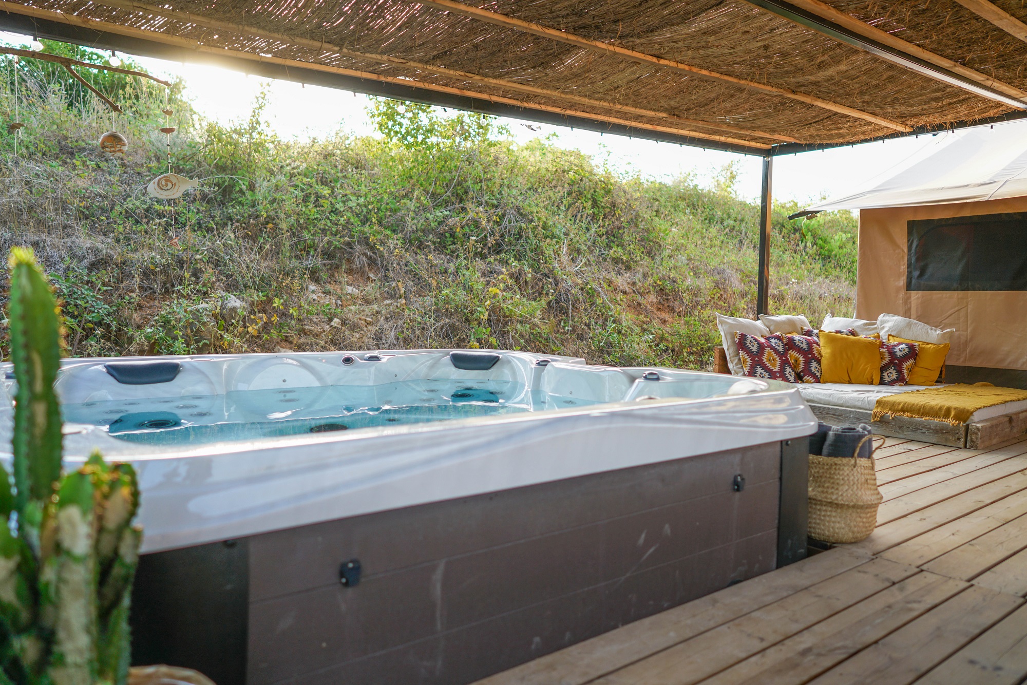 Évasion bohème : cabane avec spa privatif en Provence à Saint-Maximin-La-Sainte-Baume — vue depuis la terrasse