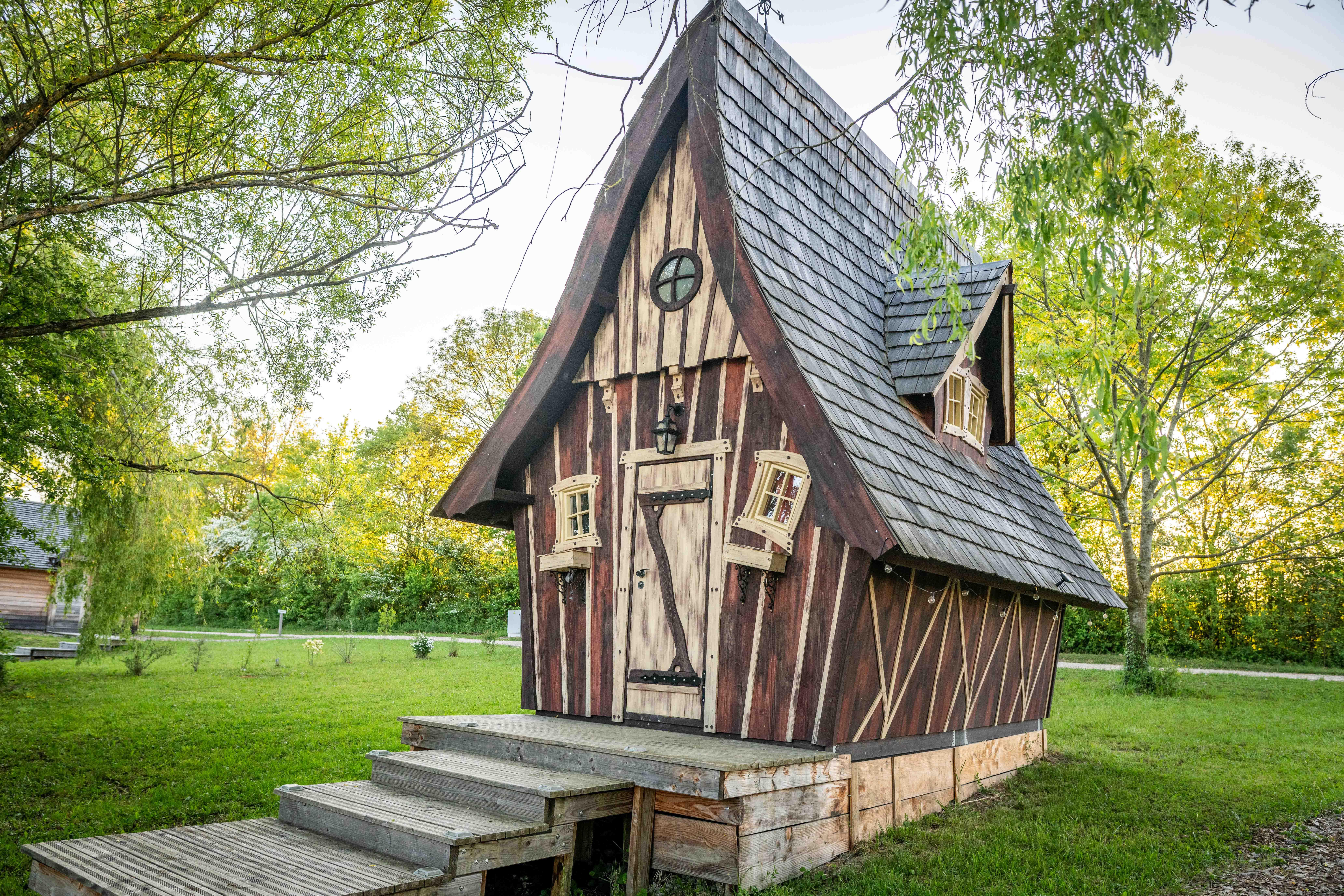 Cabane Fées 4 pers — Séjour avec spa à Ain à Meillonnas — détail architectural
