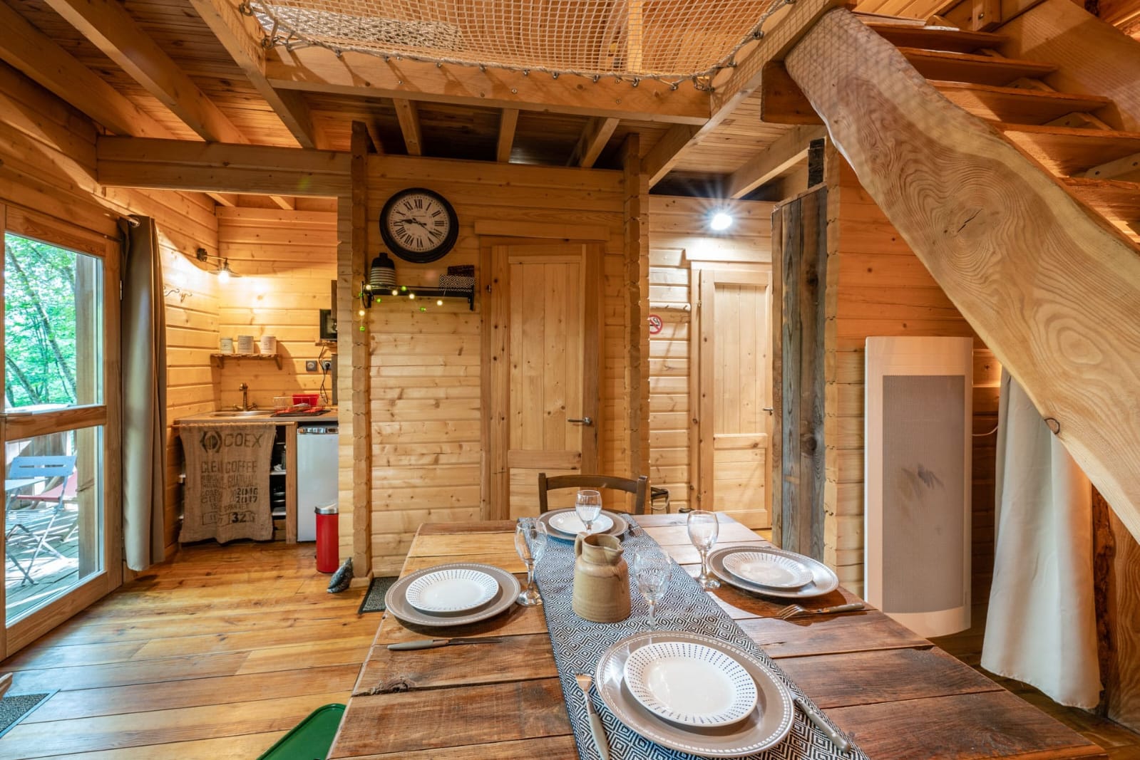 Cabane Spa des Trolls : une expérience unique en hauteur à Saint Léger Les Mélèzes — détail architectural