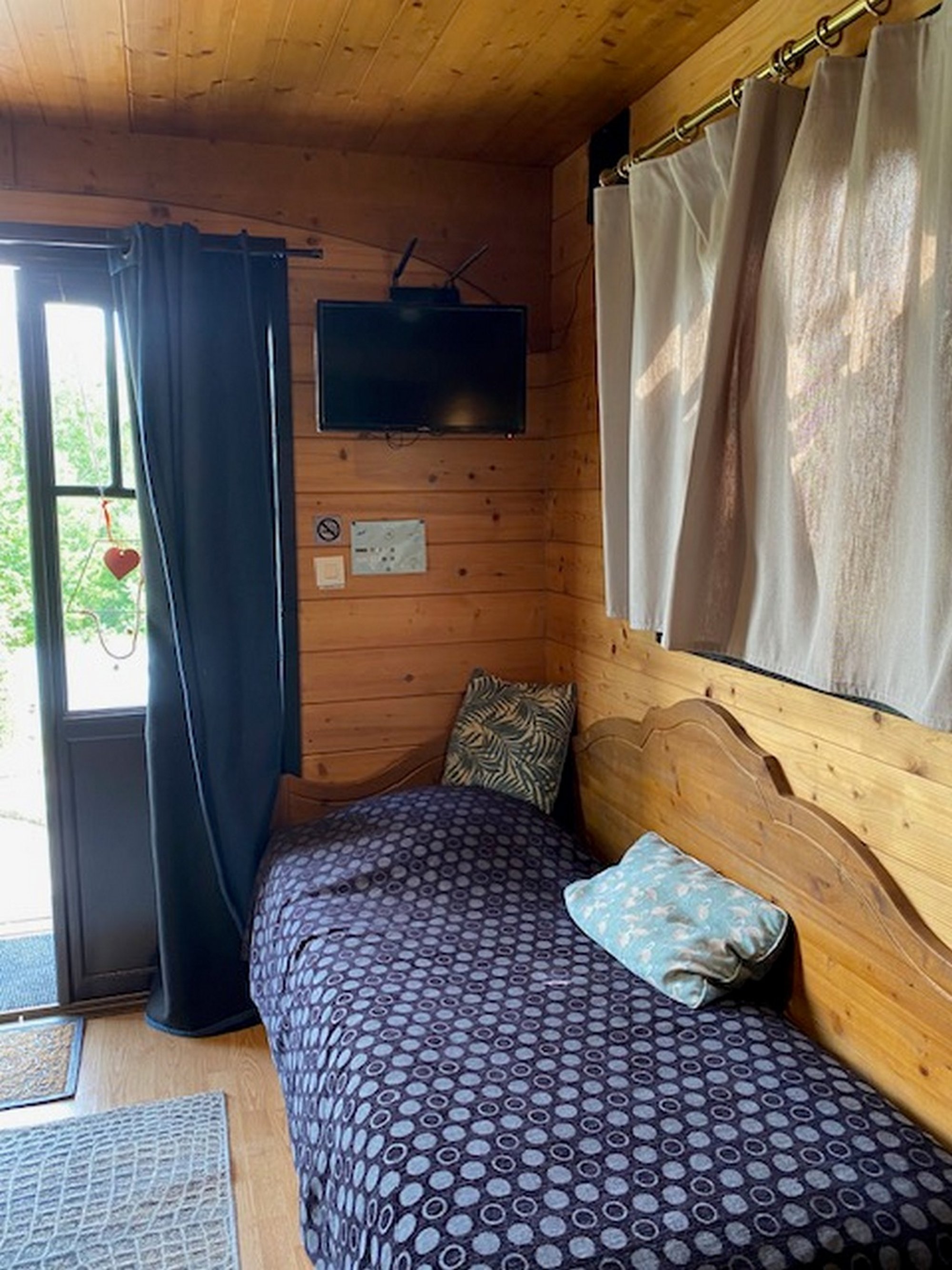 Roulotte Orbe — Séjour bohème avec spa à Moselle à Metz — espace de vie