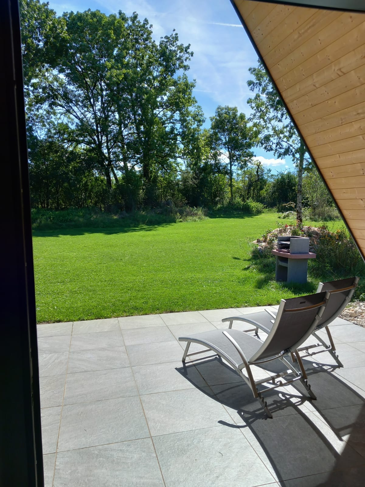 Chalet Vouglans : une cabane immersive en Franche-Comté à Coyron — vue intérieure