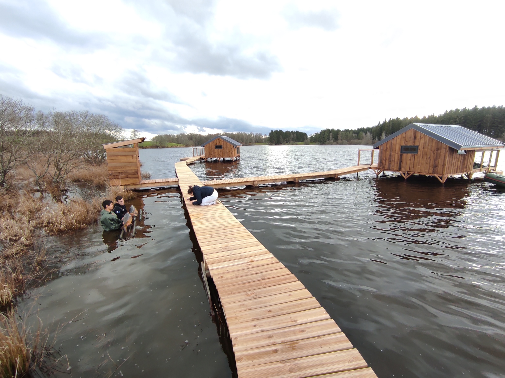 Cabane sur l'eau Busard : une immersion en Limousin à Flayat — salle de bain