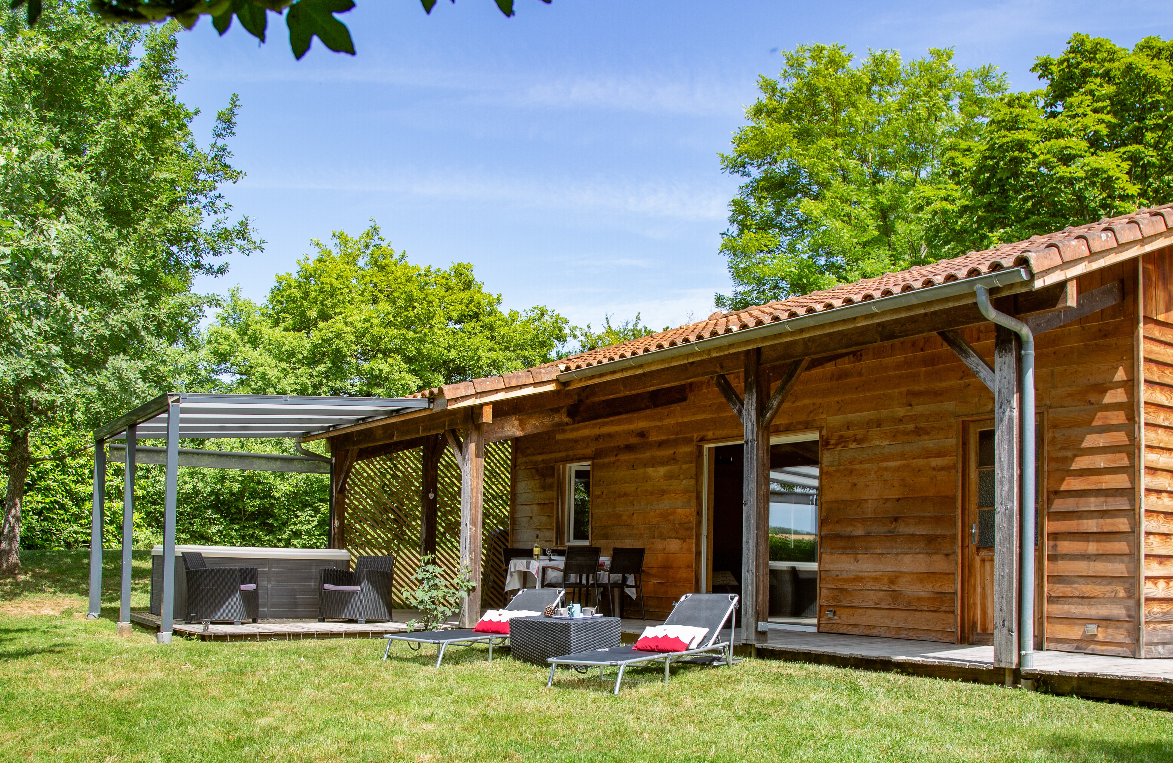 Chalet Spa Cèdre — Chalet avec jacuzzi à Gers à Bassoues — vue intérieure