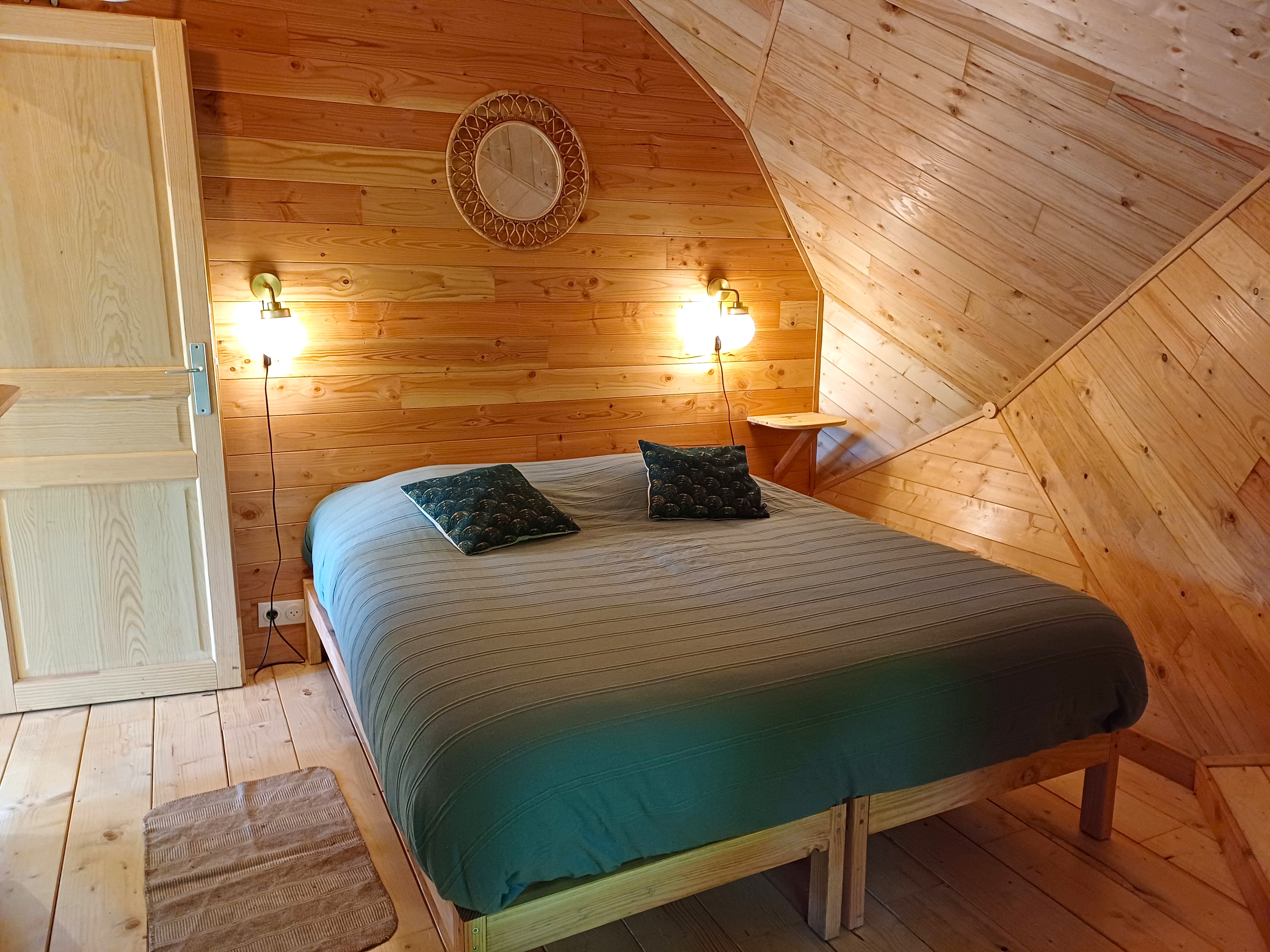 Cabane 'Pollimage' au bord d'un lac