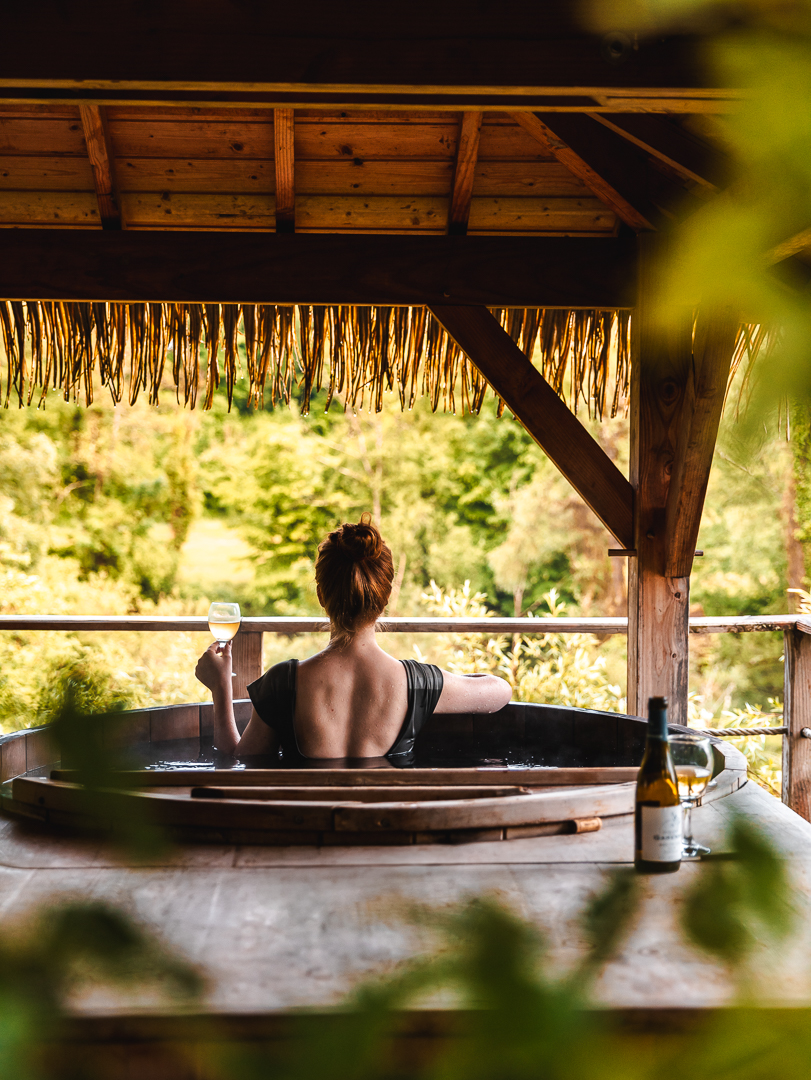 Cabane Spa Rêveuse : une évasion enchantée dans les arbres à Chassey-Lès-Montbozon — vue intérieure