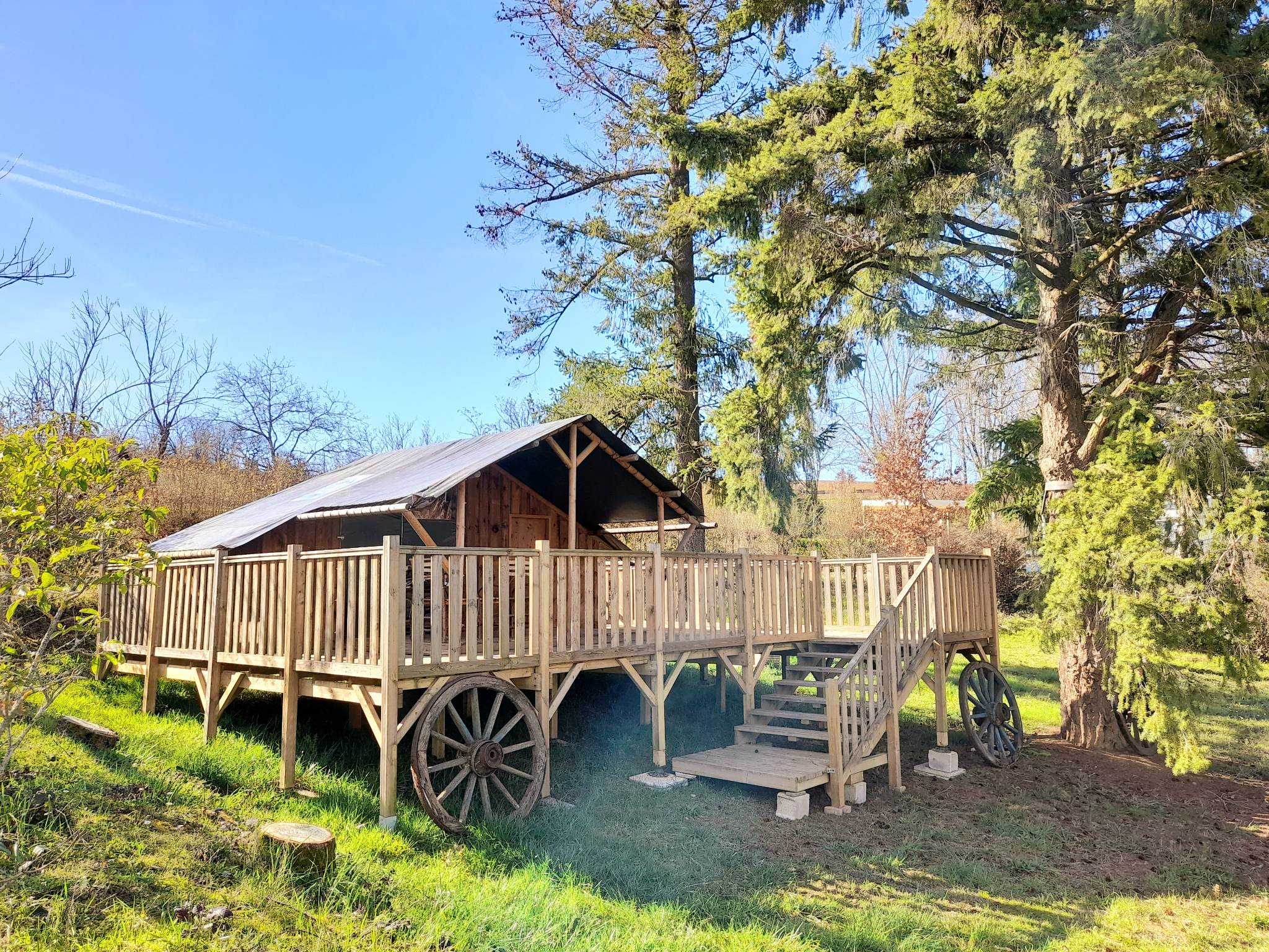 La Cabane Familiale du Trappeur — Cabane sur pilotis avec vue sur le lac à Tarn