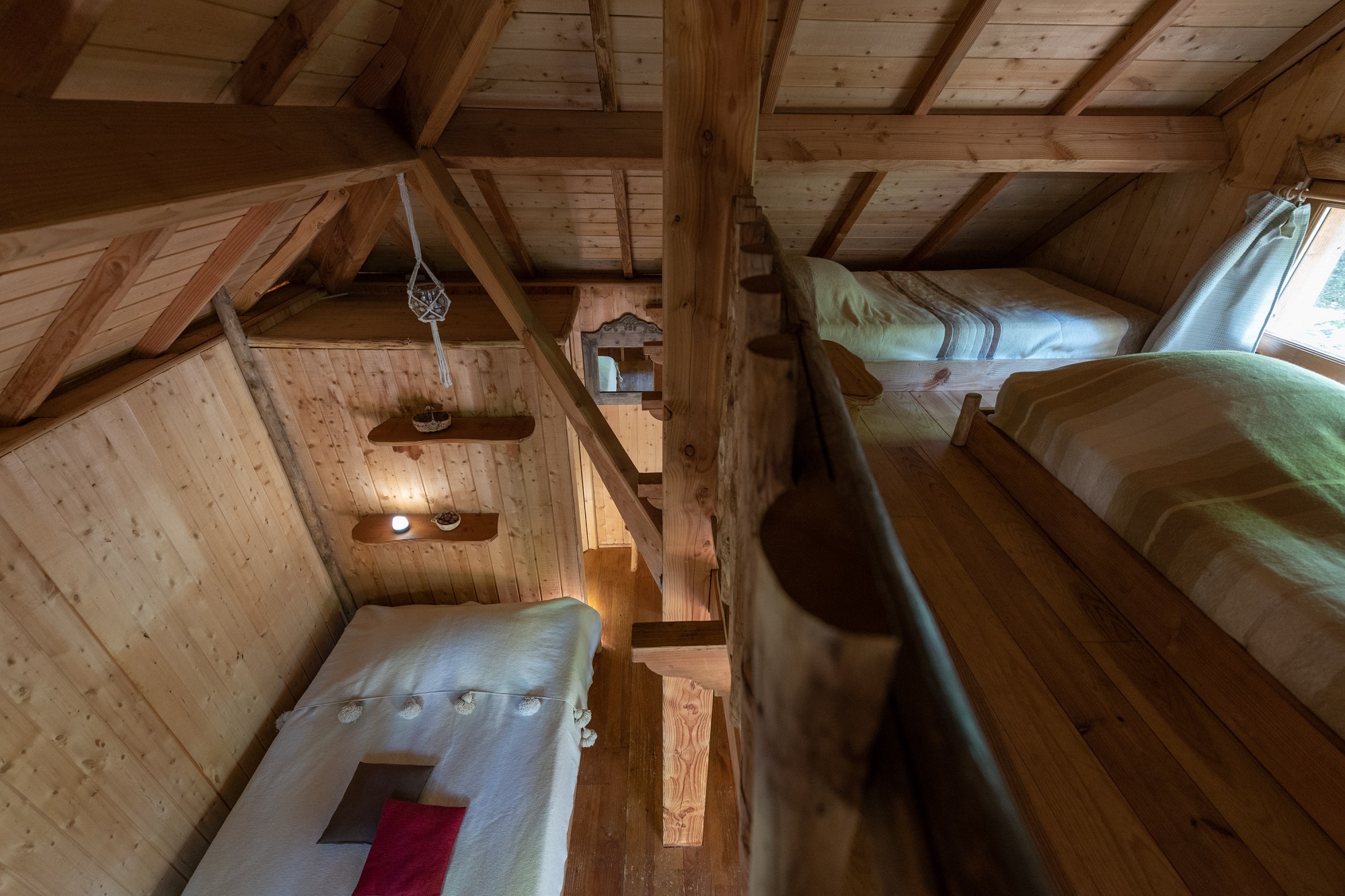 Cabane Panda : une expérience suspendue dans les arbres à Saint-Julien-Labrousse — détail architectural