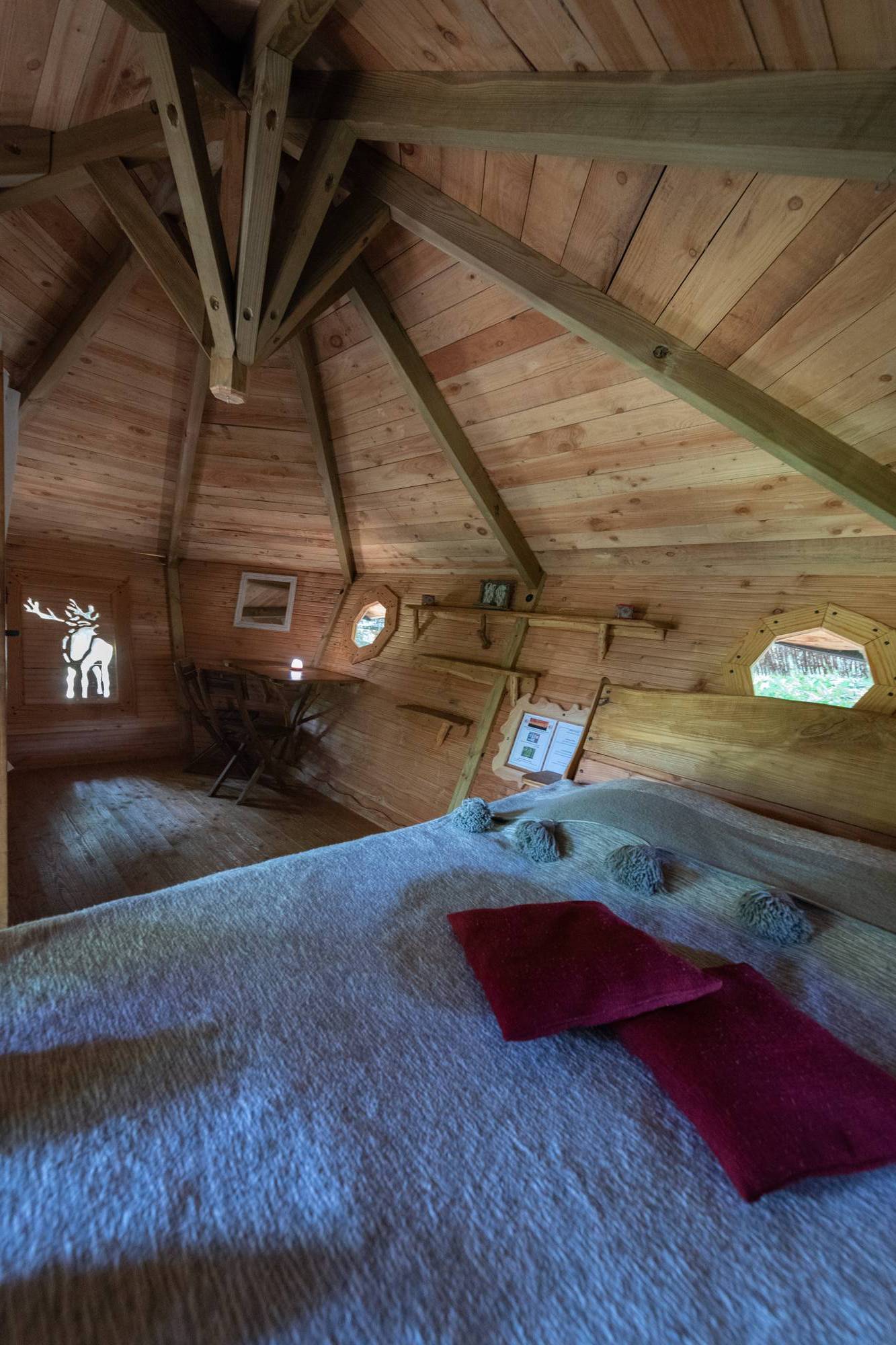 Cabane Cerf : une expérience suspendue dans les arbres à Saint-Julien-Labrousse — environnement naturel