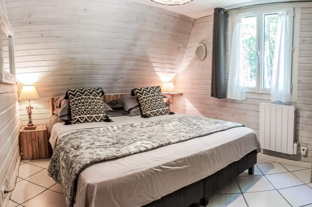 La Cabane du Pêcheur — Cabane au bord d'un étang de pêche à Sarlat à Sarlat-la-Canéda — environnement naturel