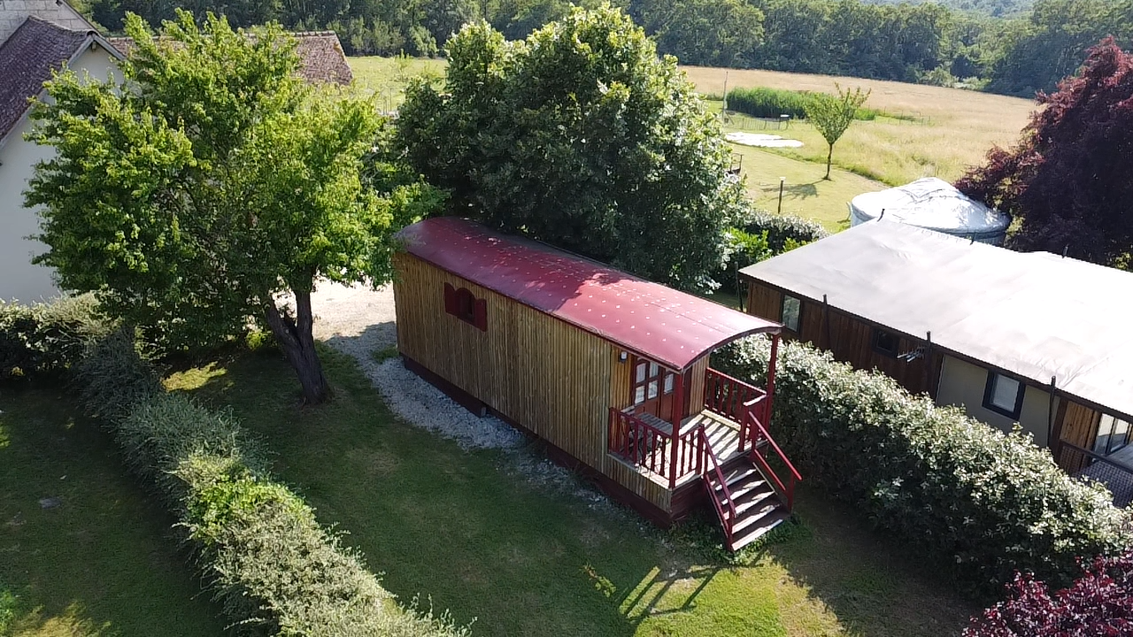 Roulotte — Séjour bohème avec spa à La Buissonnière en Indre-et-Loire à Sorigny — chambre