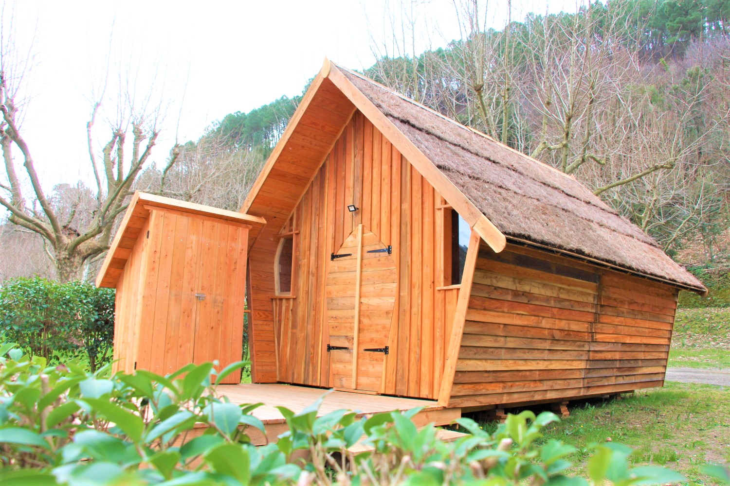 Cabane châtaigne Pellegrine : une évasion au bord de la rivière à Peyremale — vue depuis la terrasse
