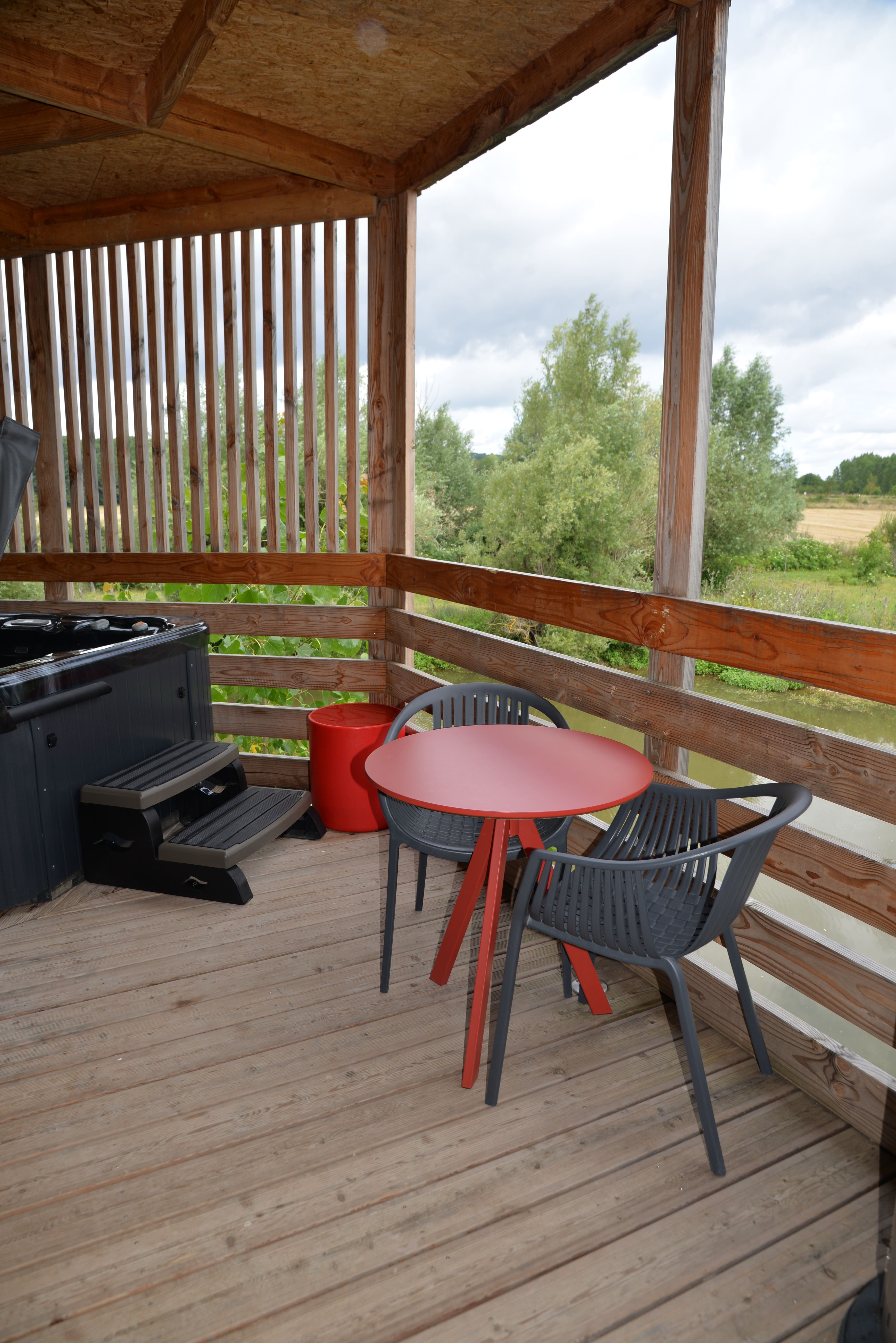Lodge sur pilotis Duo avec spa et sauna privatif en Bourgogne à Chablis — salle de bain