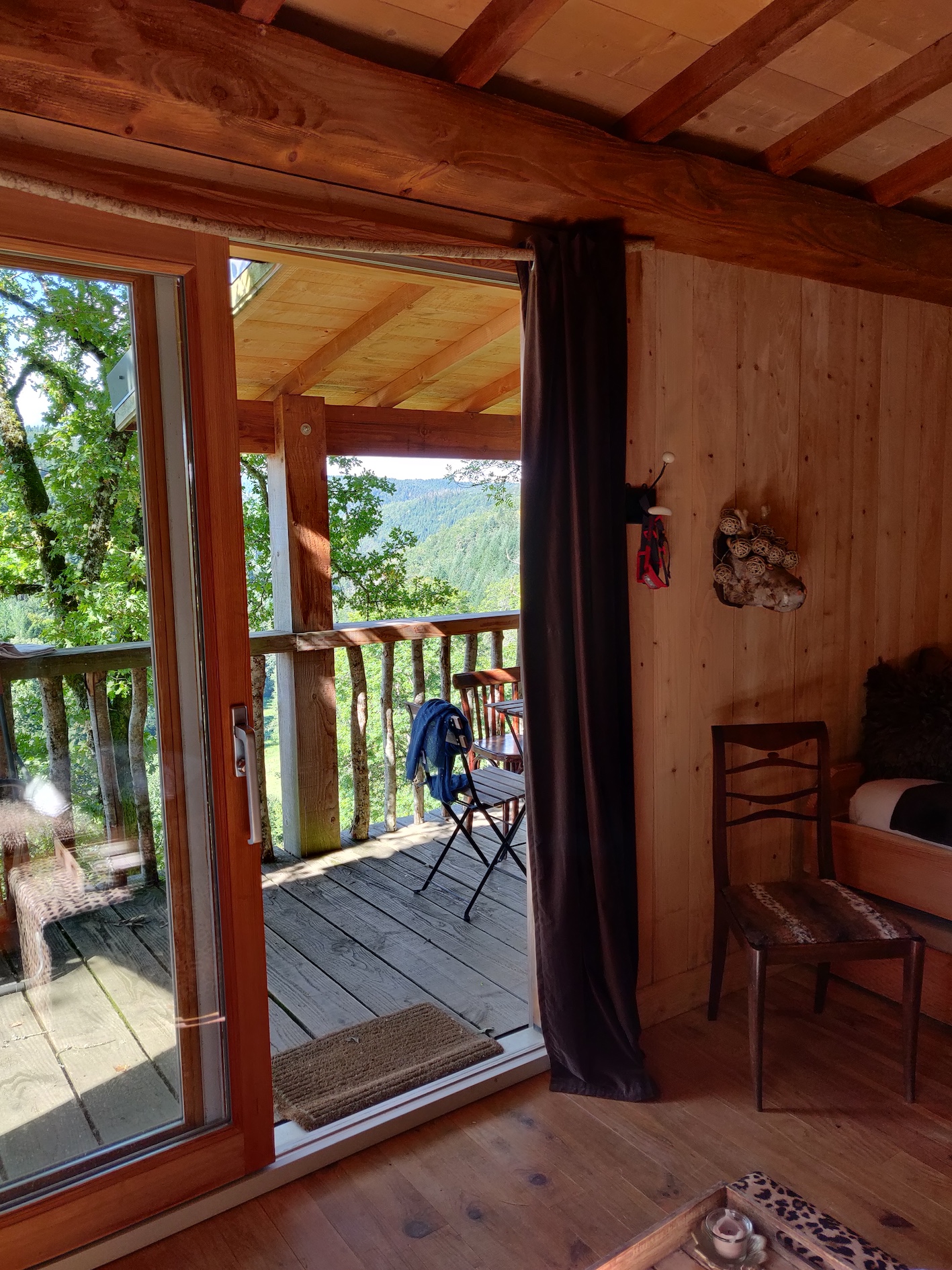 Cabane Chataignier — Cabane sur pilotis avec spa à Puy-de-Dôme à Orcines — espace de vie