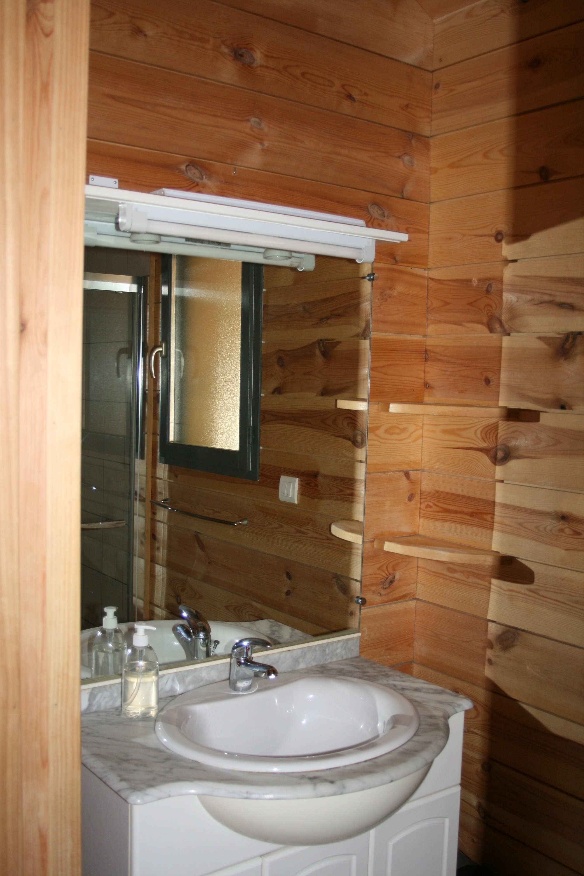 Cottage supérieur n°2 : un chalet enchanteur en Champagne-Ardenne à Barberey St Sulpice — détail architectural