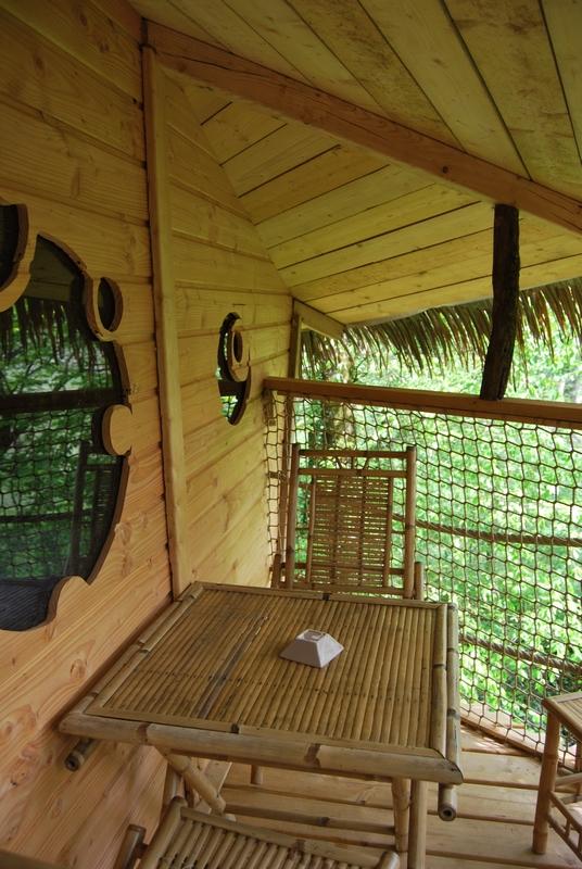 Cabane du Pêcheur : une expérience suspendue dans les arbres à Magné — salle de bain