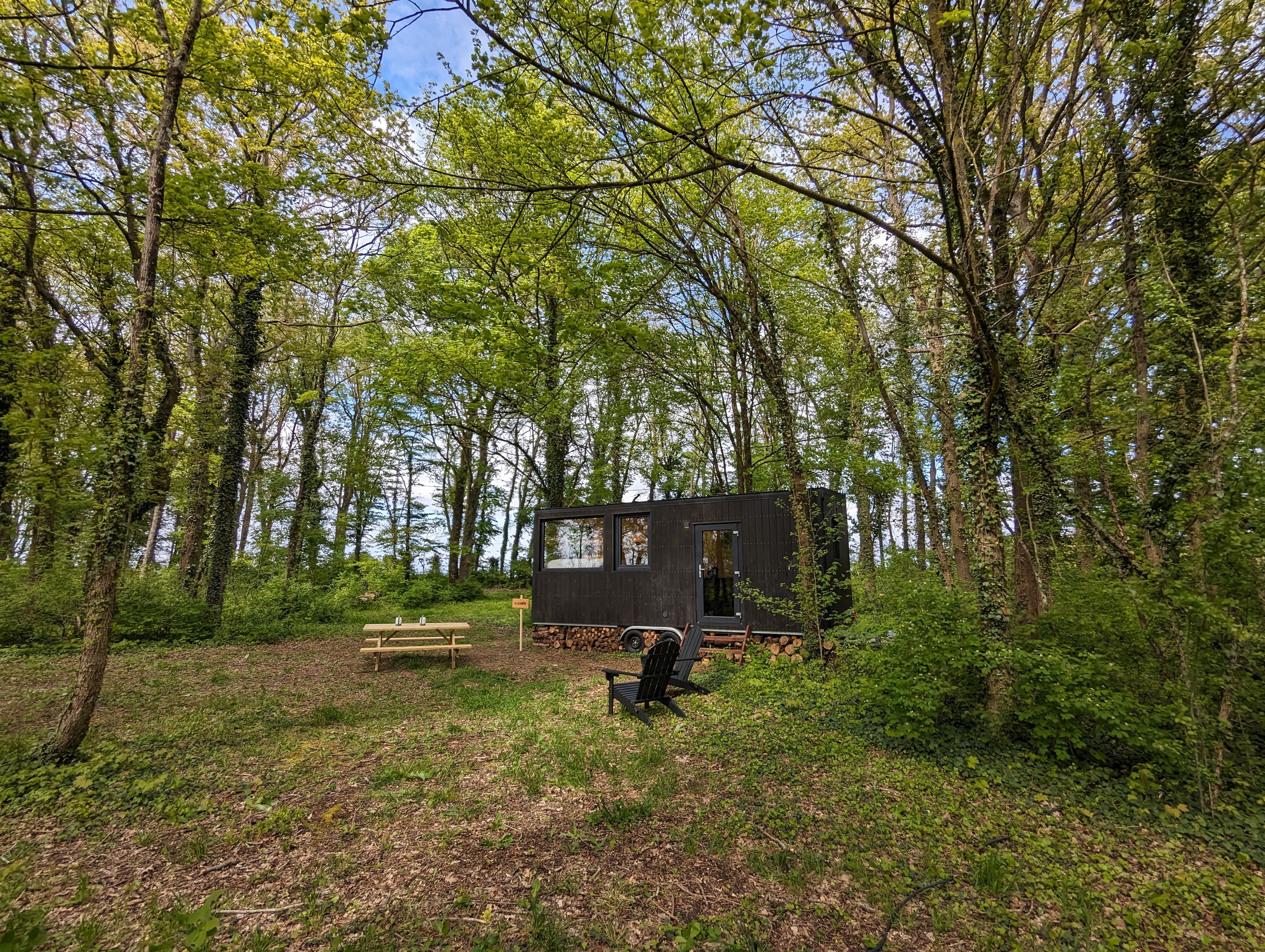 Tiny House La Clairière : une évasion moderne en pleine nature à Sonchamp — environnement naturel