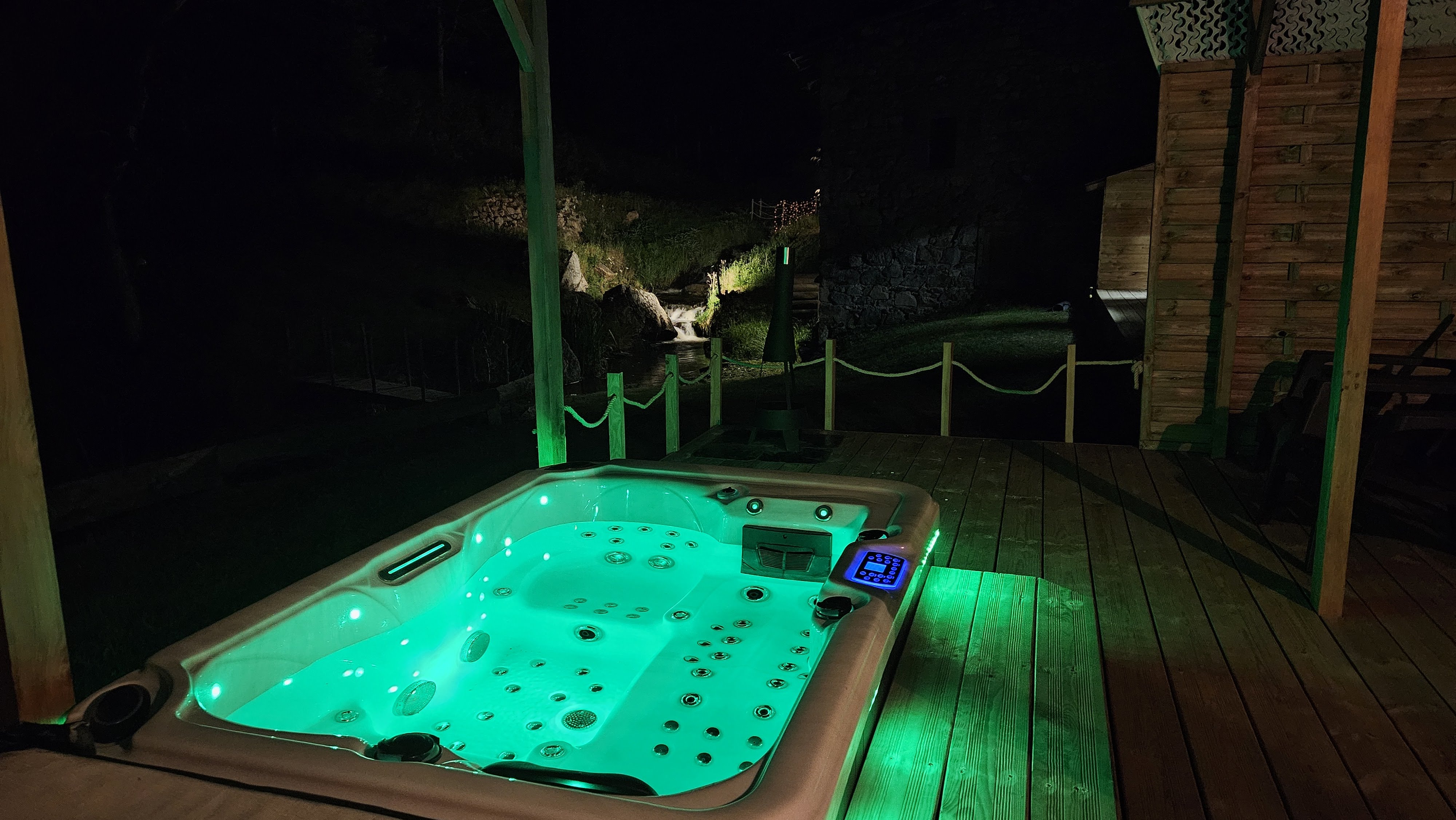 Lodge des sources & Spa : une cabane immersive en Auvergne à Viscomtat — détail architectural