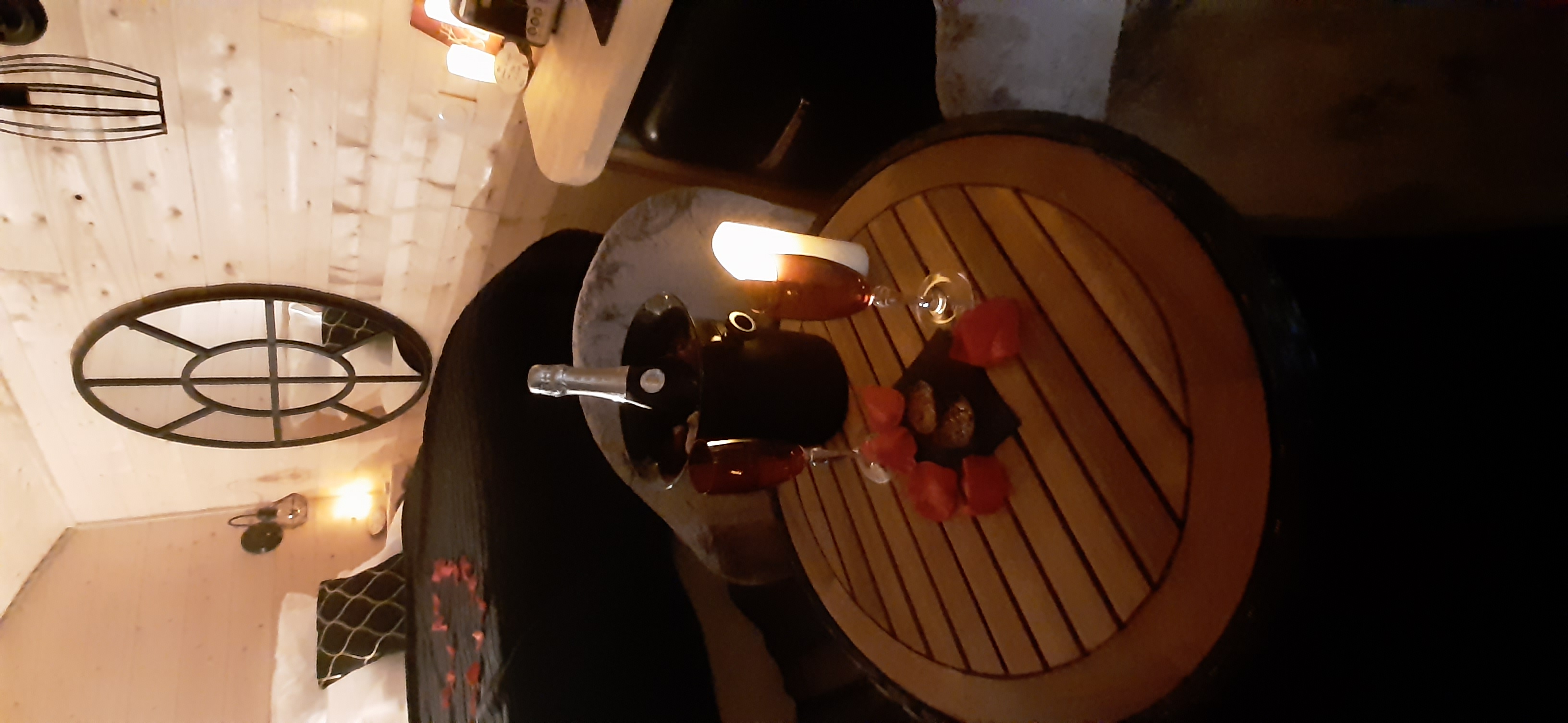 Roulotte Spa Kamadéva — Nuit romantique avec vue panoramique à Loire-Atlantique à La Baule-Escoublac — chambre